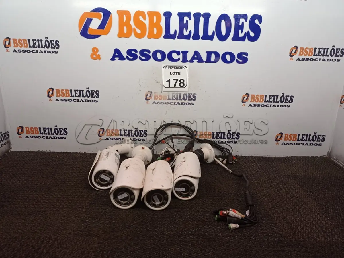 LOTE 178 - 04 CÂMERAS DE VÍDEO. (NO ESTADO) ATENÇÃO! FAZER A VISITAÇÃO ANTES DE ARREMATAR, NÃO SABEMOS SE FUNCIONA. LEILÃO NÃO TEM GARANTIA E NEM DEVOLUÇÃO, SUJEITO A POSSÍVEIS AVARIAS VISÍVEIS/OCULTAS E/OU AUSÊNCIA DE COMPONENTES.