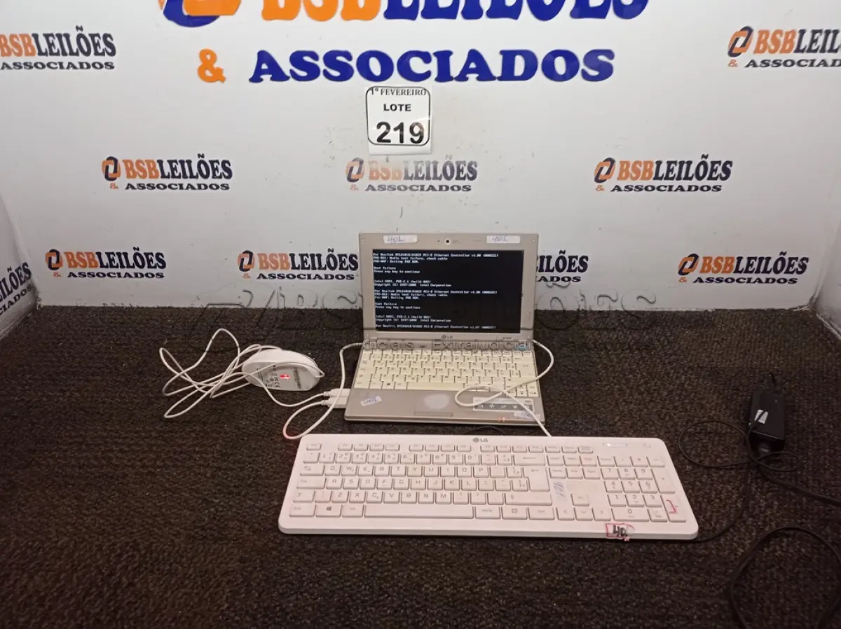 LOTE 219 - 01 NETBOOK MARCA LG MODELO LGX11 COM TECLADO, MOUSE E FONTE. (NO ESTADO) ATENÇÃO! FAZER A VISITAÇÃO ANTES DE ARREMATAR, NÃO SABEMOS SE FUNCIONA. LEILÃO NÃO TEM GARANTIA E NEM DEVOLUÇÃO, SUJEITO A POSSÍVEIS AVARIAS VISÍVEIS/OCULTAS E/OU AUSÊNCIA DE COMPONENTES.