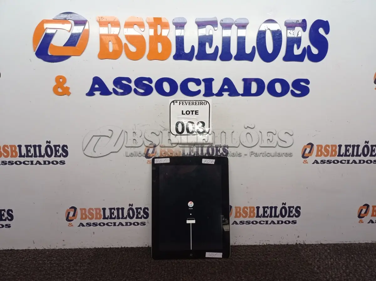 LOTE 003 - 01 IPAD 64GB SEM CARREGADOR. (NO ESTADO) ATENÇÃO! FAZER A VISITAÇÃO ANTES DE ARREMATAR, NÃO SABEMOS SE FUNCIONA. LEILÃO NÃO TEM GARANTIA E NEM DEVOLUÇÃO, SUJEITO A POSSÍVEIS AVARIAS VISÍVEIS/OCULTAS E/OU AUSÊNCIA DE COMPONENTES.