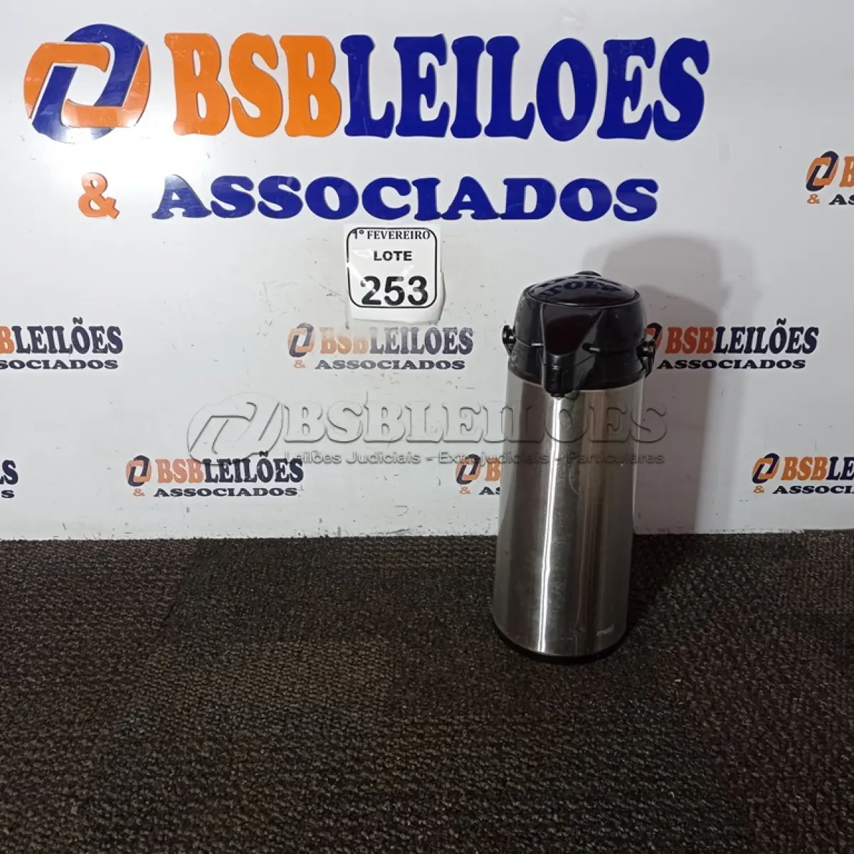 LOTE 253 - 01 GARRAFA TÉRMICA. (NO ESTADO) ATENÇÃO! FAZER A VISITAÇÃO ANTES DE ARREMATAR, NÃO SABEMOS SE FUNCIONA. LEILÃO NÃO TEM GARANTIA E NEM DEVOLUÇÃO, SUJEITO A POSSÍVEIS AVARIAS VISÍVEIS/OCULTAS E/OU AUSÊNCIA DE COMPONENTES.