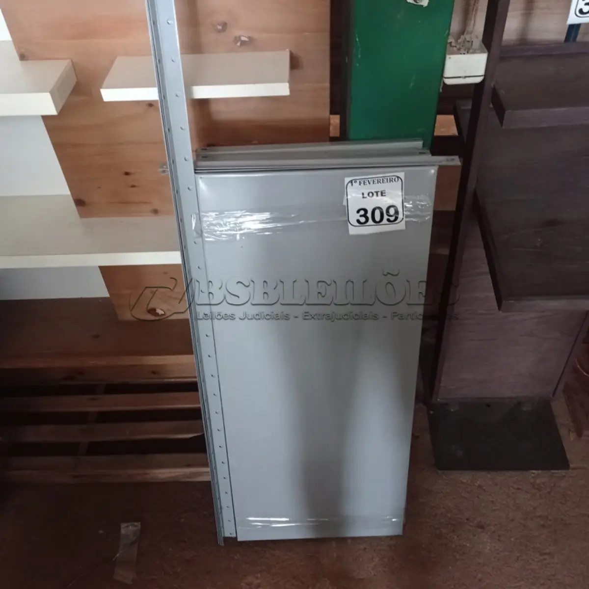 LOTE 309 - 01 ESTANTE DE AÇO COM 04 PRATELEIRAS (DESMONTADAS). (NO ESTADO) ATENÇÃO! FAZER A VISITAÇÃO ANTES DE ARREMATAR, NÃO SABEMOS SE FUNCIONA. LEILÃO NÃO TEM GARANTIA E NEM DEVOLUÇÃO, SUJEITO A POSSÍVEIS AVARIAS VISÍVEIS/OCULTAS E/OU AUSÊNCIA DE COMPONENTES.