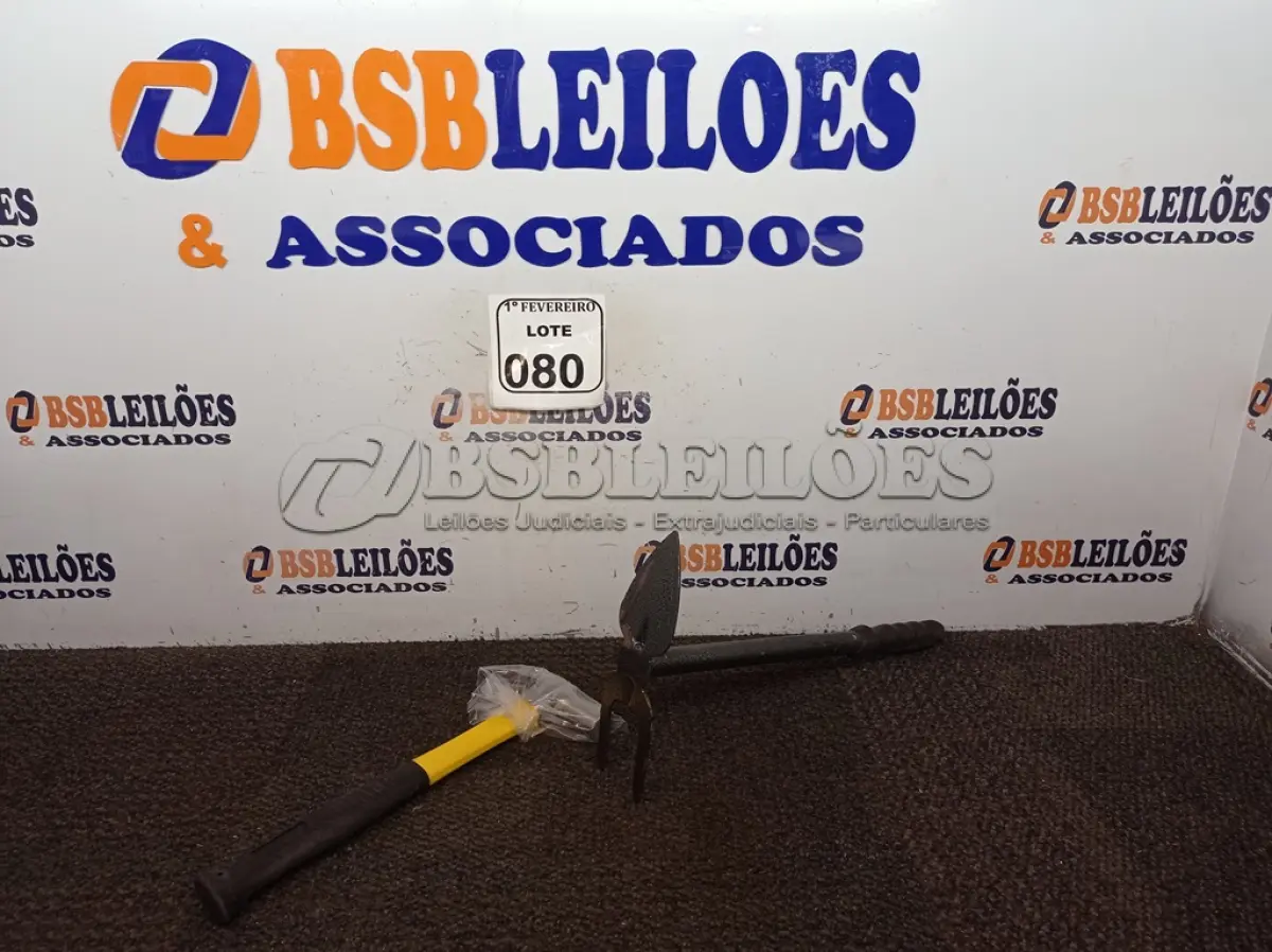 LOTE 080 - 01 MARTELO COM CABO EMBORRACHADO DE 27 MM E 01 SACHO PARA JARDINAGEM. (NO ESTADO) ATENÇÃO! FAZER A VISITAÇÃO ANTES DE ARREMATAR, NÃO SABEMOS SE FUNCIONA. LEILÃO NÃO TEM GARANTIA E NEM DEVOLUÇÃO, SUJEITO A POSSÍVEIS AVARIAS VISÍVEIS/OCULTAS E/OU AUSÊNCIA DE COMPONENTES.