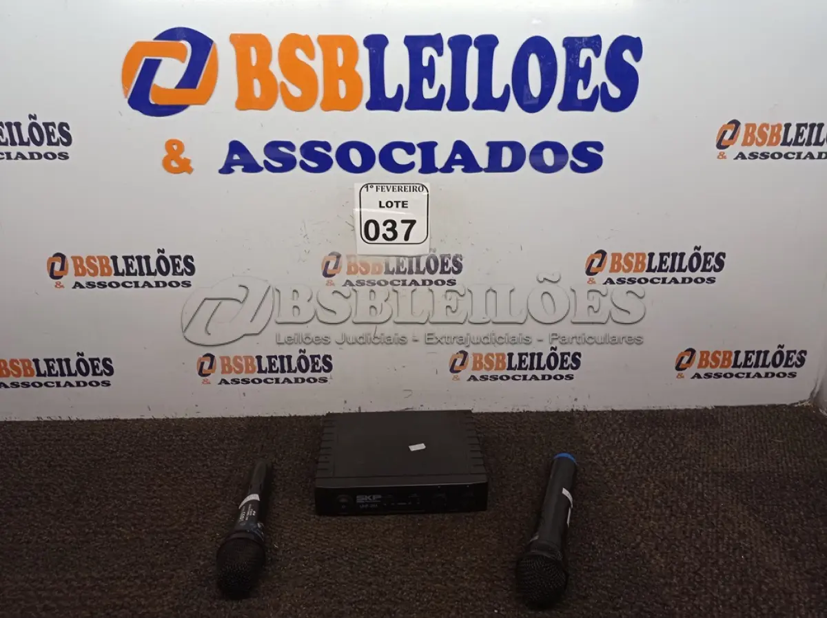 LOTE 037 - 01 BASE COM 02 MICROFONES LAPELA. (NO ESTADO) ATENÇÃO! FAZER A VISITAÇÃO ANTES DE ARREMATAR, NÃO SABEMOS SE FUNCIONA. LEILÃO NÃO TEM GARANTIA E NEM DEVOLUÇÃO, SUJEITO A POSSÍVEIS AVARIAS VISÍVEIS/OCULTAS E/OU AUSÊNCIA DE COMPONENTES.