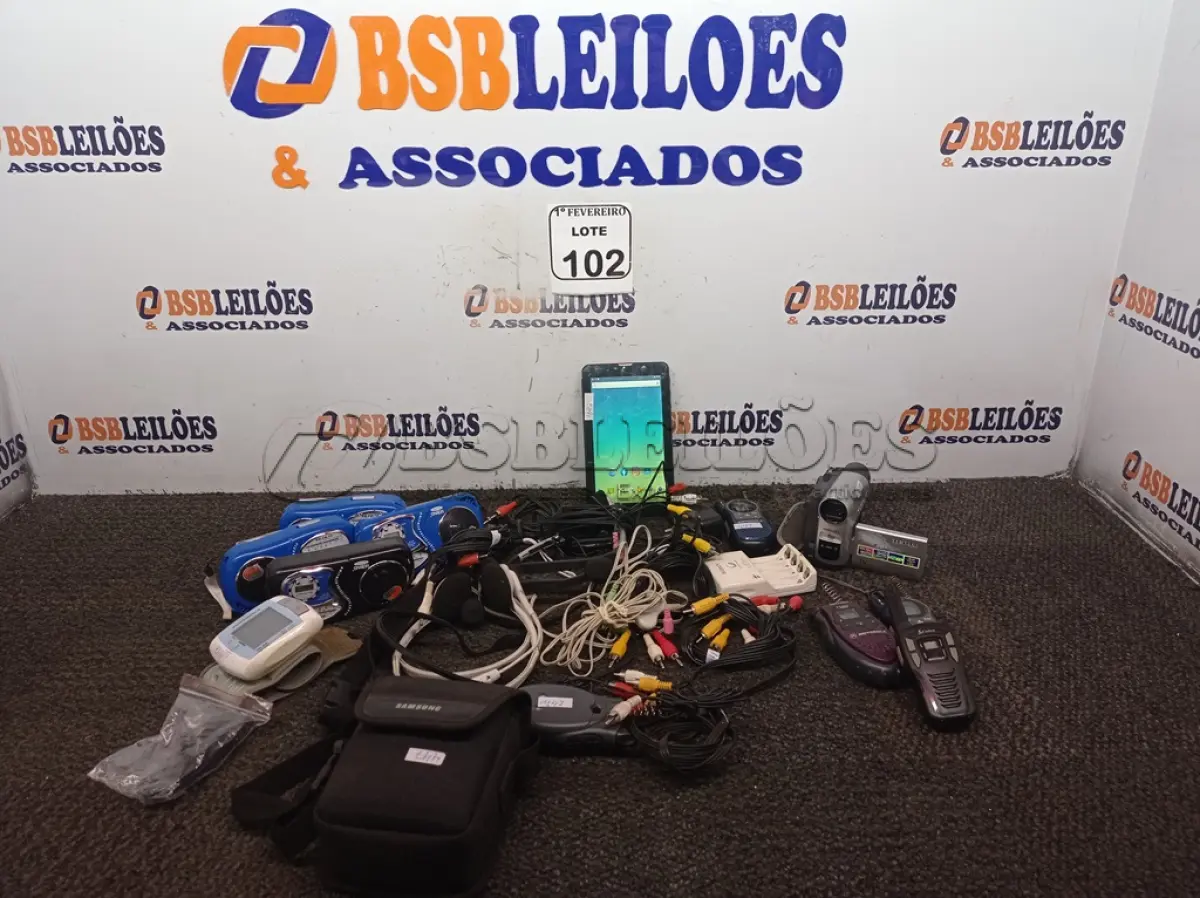 LOTE 102 - 01 FILMADORA, 04 RADINHOS DE PILHA, 01 MEDIDOR DE PRESSÃO E DIVERSOS. (NO ESTADO) ATENÇÃO! FAZER A VISITAÇÃO ANTES DE ARREMATAR, NÃO SABEMOS SE FUNCIONA. LEILÃO NÃO TEM GARANTIA E NEM DEVOLUÇÃO, SUJEITO A POSSÍVEIS AVARIAS VISÍVEIS/OCULTAS E/OU AUSÊNCIA DE COMPONENTES.