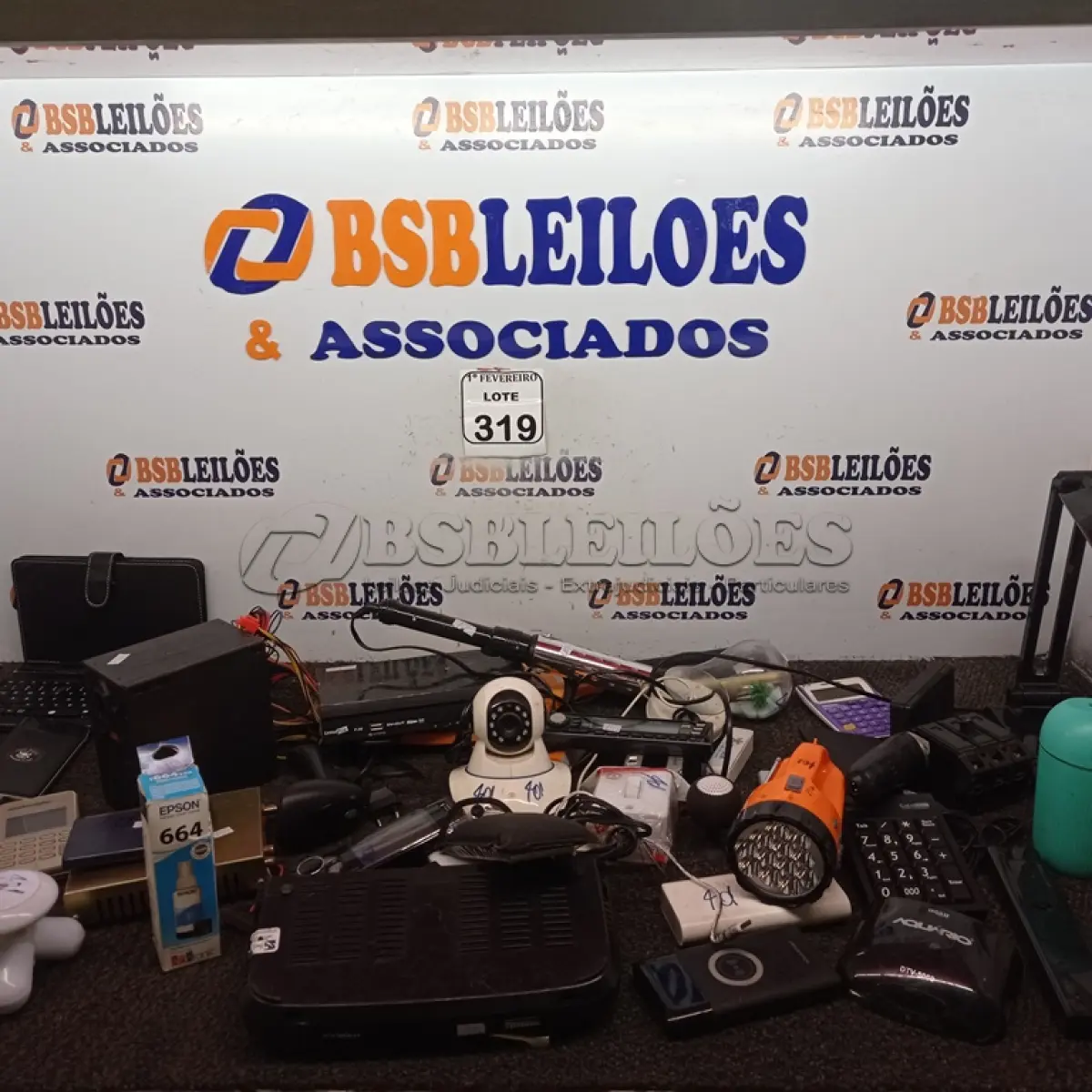 LOTE 319 - 01 LOTE COM FONTES, CARREGADORES PORTÁTEIS, CALCULADORAS E MULTÍMETROS. (NO ESTADO) ATENÇÃO! FAZER A VISITAÇÃO ANTES DE ARREMATAR, NÃO SABEMOS SE FUNCIONA. LEILÃO NÃO TEM GARANTIA E NEM DEVOLUÇÃO, SUJEITO A POSSÍVEIS AVARIAS VISÍVEIS/OCULTAS E/OU AUSÊNCIA DE COMPONENTES.