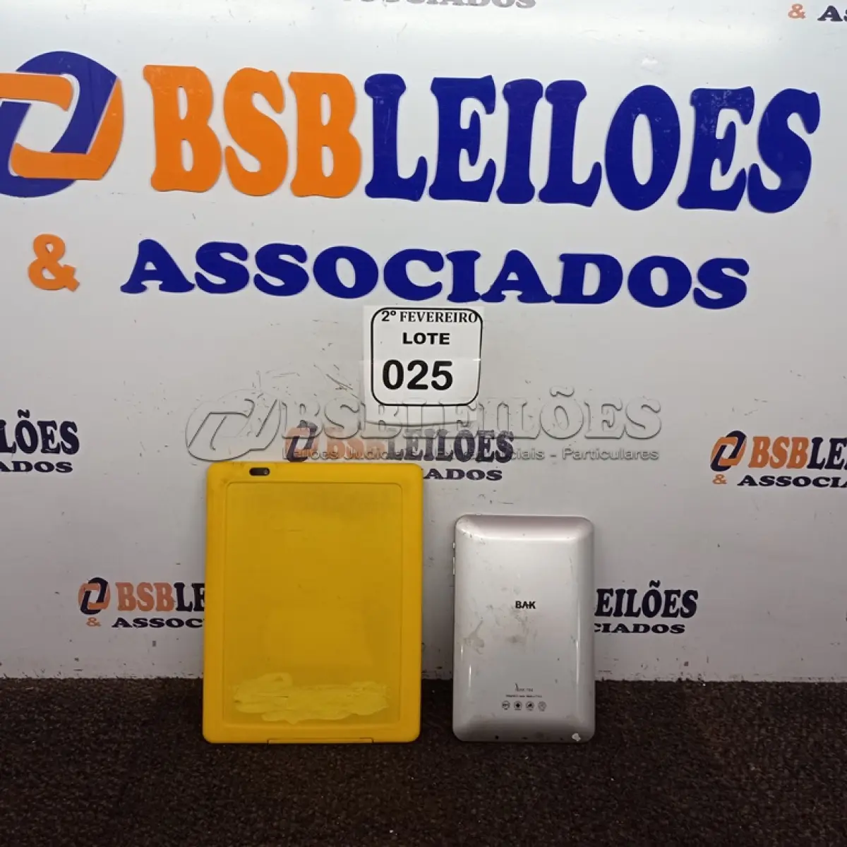 LOTE 025 - 02 TABLETS SEM CARREGADOR, SENDO 01 MARCA POSITIVO E 01 BAK. (NO ESTADO) ATENÇÃO! FAZER A VISITAÇÃO ANTES DE ARREMATAR, NÃO SABEMOS SE FUNCIONA. LEILÃO NÃO TEM GARANTIA E NEM DEVOLUÇÃO, SUJEITO A POSSÍVEIS AVARIAS VISÍVEIS/OCULTAS E/OU AUSÊNCIA DE COMPONENTES.