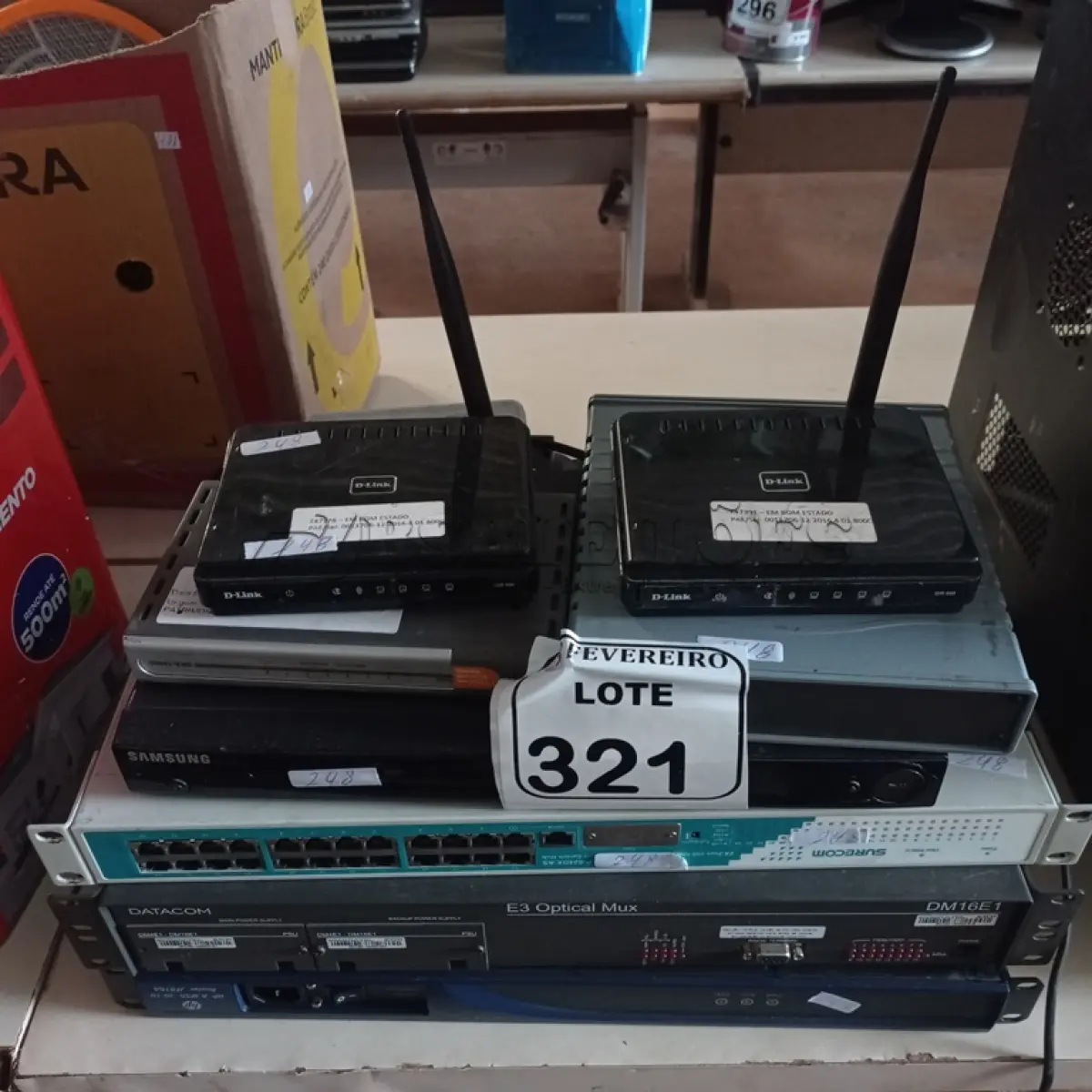 LOTE 321 - 01 LOTE COM ROTEADORES WIRELESS, SUÍTES.  (NO ESTADO) ATENÇÃO! FAZER A VISITAÇÃO ANTES DE ARREMATAR, NÃO SABEMOS SE FUNCIONA. LEILÃO NÃO TEM GARANTIA E NEM DEVOLUÇÃO, SUJEITO A POSSÍVEIS AVARIAS VISÍVEIS/OCULTAS E/OU AUSÊNCIA DE COMPONENTES.