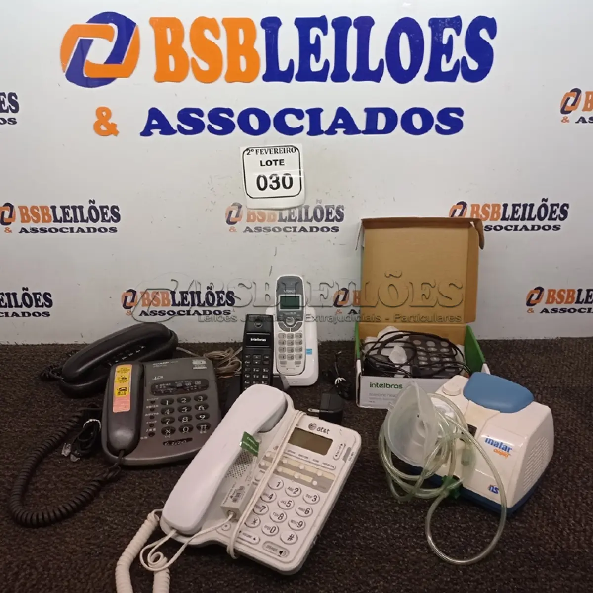 LOTE 030 - 05 APARELHOS TELEFÔNICOS, SENDO 02 SEM FIO, 01 TELEFONE AURICULAR E 01 APARELHO DE NEBULIZAÇÃO. (NO ESTADO) ATENÇÃO! FAZER A VISITAÇÃO ANTES DE ARREMATAR, NÃO SABEMOS SE FUNCIONA. LEILÃO NÃO TEM GARANTIA E NEM DEVOLUÇÃO, SUJEITO A POSSÍVEIS AVARIAS VISÍVEIS/OCULTAS E/OU AUSÊNCIA DE COMPONENTES.