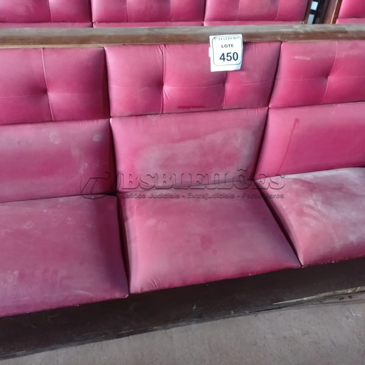 LOTE 450 - 01 SOFÁ PARA LANCHONETE 3 LUGARES. (NO ESTADO) ATENÇÃO! FAZER A VISITAÇÃO ANTES DE ARREMATAR, NÃO SABEMOS SE FUNCIONA. LEILÃO NÃO TEM GARANTIA E NEM DEVOLUÇÃO, SUJEITO A POSSÍVEIS AVARIAS VISÍVEIS/OCULTAS E/OU AUSÊNCIA DE COMPONENTES.
