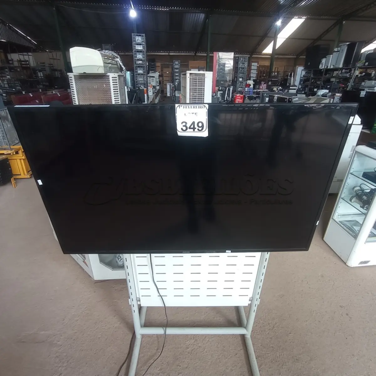 LOTE 349 - 01 TV SMART SAMSUNG 48” COM AVARIAS. (NO ESTADO) ATENÇÃO! FAZER A VISITAÇÃO ANTES DE ARREMATAR, NÃO SABEMOS SE FUNCIONA. LEILÃO NÃO TEM GARANTIA E NEM DEVOLUÇÃO, SUJEITO A POSSÍVEIS AVARIAS VISÍVEIS/OCULTAS E/OU AUSÊNCIA DE COMPONENTES.
