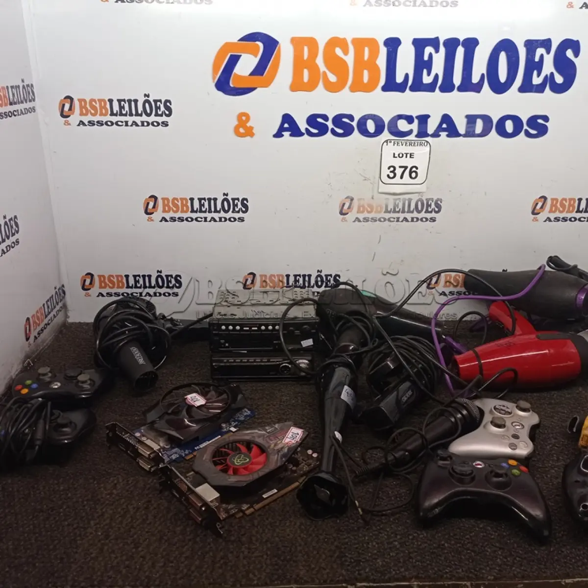 LOTE 376 - 01 LOTE COM RÁDIOS AUTOMOTIVOS, SECADORES DE CABELO, PLACAS DE VÍDEO E 02 CONTROLES PARA VÍDEO GAME. (NO ESTADO) ATENÇÃO! FAZER A VISITAÇÃO ANTES DE ARREMATAR, NÃO SABEMOS SE FUNCIONA. LEILÃO NÃO TEM GARANTIA E NEM DEVOLUÇÃO, SUJEITO A POSSÍVEIS AVARIAS VISÍVEIS/OCULTAS E/OU AUSÊNCIA DE COMPONENTES.