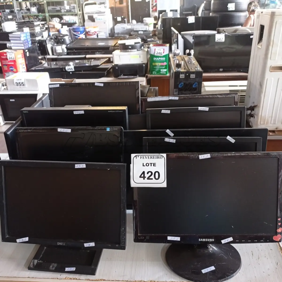 LOTE 420 - 12 MONITORES PARA RETIRADAS DE PEÇAS. (NO ESTADO) ATENÇÃO! FAZER A VISITAÇÃO ANTES DE ARREMATAR, NÃO SABEMOS SE FUNCIONA. LEILÃO NÃO TEM GARANTIA E NEM DEVOLUÇÃO, SUJEITO A POSSÍVEIS AVARIAS VISÍVEIS/OCULTAS E/OU AUSÊNCIA DE COMPONENTES.
