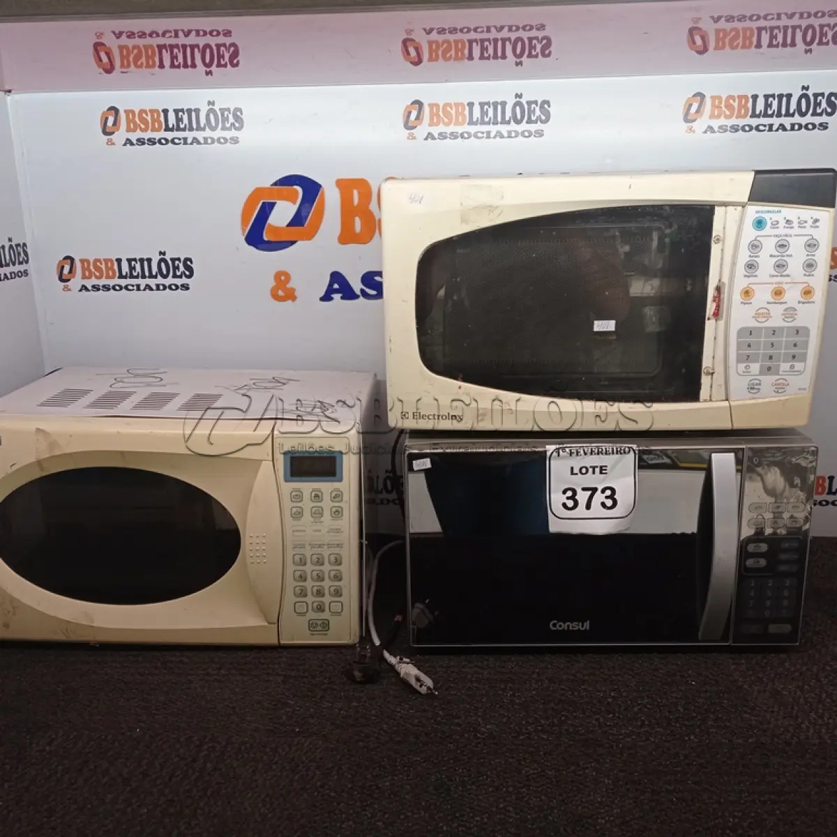 LOTE 373 - 03 MICRO-ONDAS SEM PRATOS. (NO ESTADO) ATENÇÃO! FAZER A VISITAÇÃO ANTES DE ARREMATAR, NÃO SABEMOS SE FUNCIONA. LEILÃO NÃO TEM GARANTIA E NEM DEVOLUÇÃO, SUJEITO A POSSÍVEIS AVARIAS VISÍVEIS/OCULTAS E/OU AUSÊNCIA DE COMPONENTES.