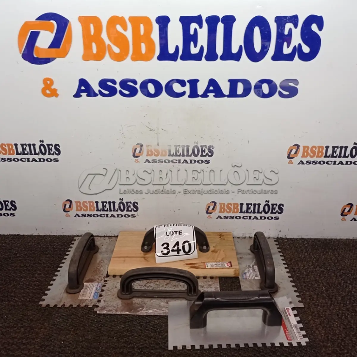 LOTE 340 - 01 DESEMPENADEIRA DE AÇO E 01 DESEMPENADEIRA DE MADEIRA.  (NO ESTADO) ATENÇÃO! FAZER A VISITAÇÃO ANTES DE ARREMATAR, NÃO SABEMOS SE FUNCIONA. LEILÃO NÃO TEM GARANTIA E NEM DEVOLUÇÃO, SUJEITO A POSSÍVEIS AVARIAS VISÍVEIS/OCULTAS E/OU AUSÊNCIA DE COMPONENTES.
