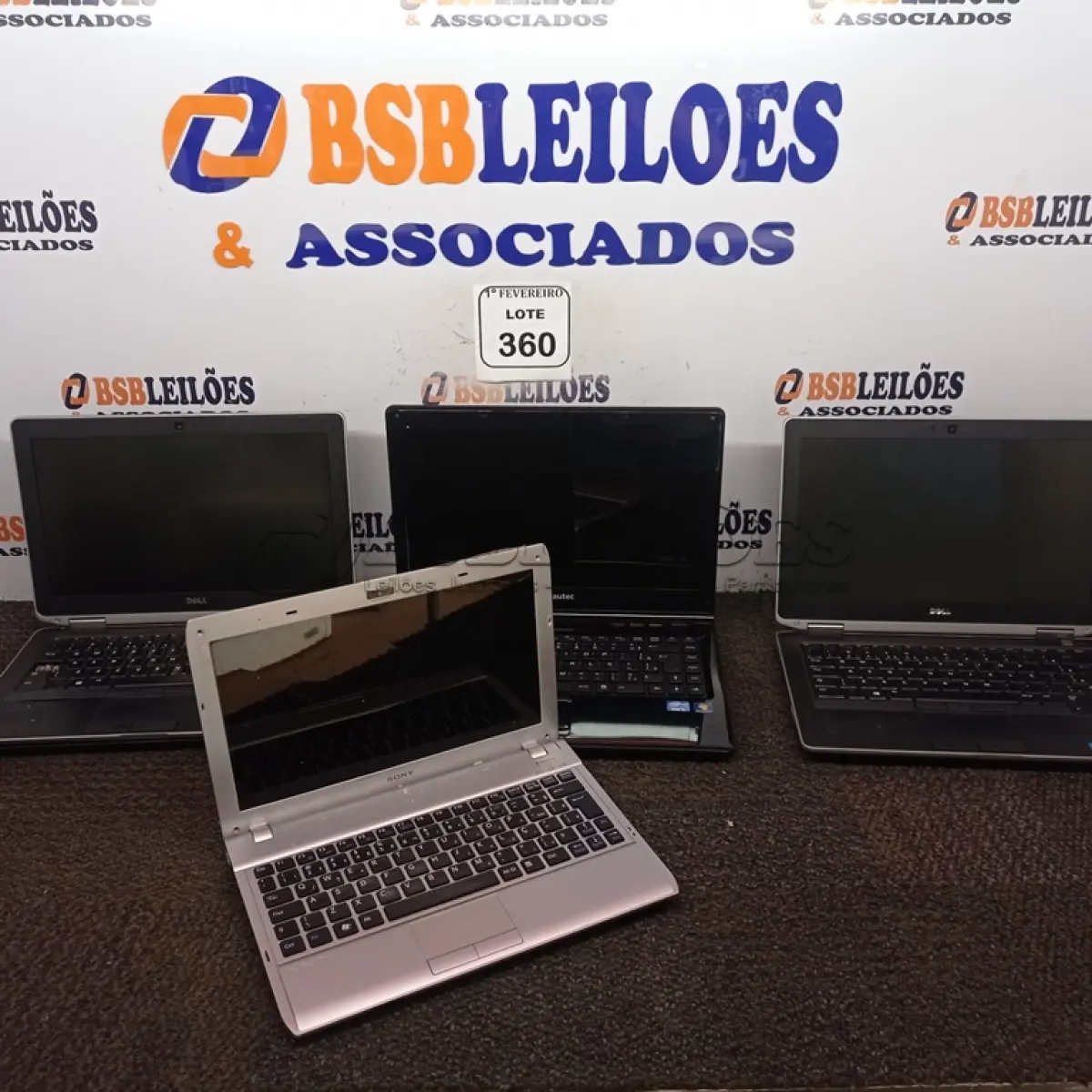 LOTE 360 - 04 NOTEBOOK’S PARA RETIRADAS DE PEÇAS. (NO ESTADO) ATENÇÃO! FAZER A VISITAÇÃO ANTES DE ARREMATAR, NÃO SABEMOS SE FUNCIONA. LEILÃO NÃO TEM GARANTIA E NEM DEVOLUÇÃO, SUJEITO A POSSÍVEIS AVARIAS VISÍVEIS/OCULTAS E/OU AUSÊNCIA DE COMPONENTES.