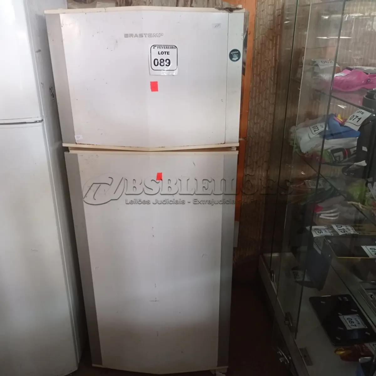 LOTE 089 - 01 GELADEIRA MARCA BRASTEMP. (NO ESTADO) ATENÇÃO! FAZER A VISITAÇÃO ANTES DE ARREMATAR, NÃO SABEMOS SE FUNCIONA. LEILÃO NÃO TEM GARANTIA E NEM DEVOLUÇÃO, SUJEITO A POSSÍVEIS AVARIAS VISÍVEIS/OCULTAS E/OU AUSÊNCIA DE COMPONENTES.