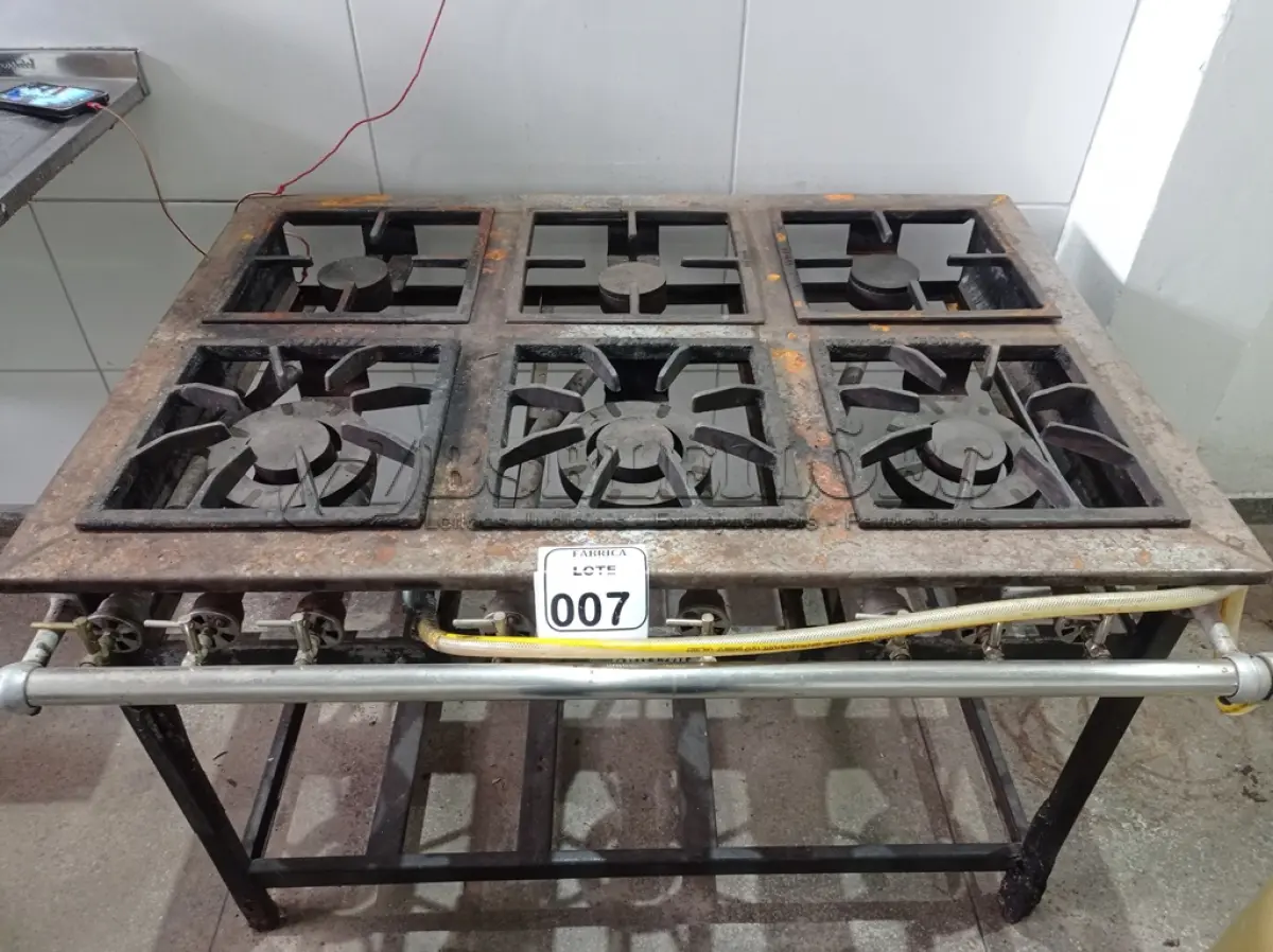 LOTE 007 - 01 FOGÃO INDUSTRIAL DE 6 BOCAS. (NO ESTADO) ATENÇÃO! FAZER A VISITAÇÃO ANTES DE ARREMATAR, NÃO SABEMOS SE FUNCIONA. LEILÃO NÃO TEM GARANTIA E NEM DEVOLUÇÃO, SUJEITO A POSSÍVEIS AVARIAS VISÍVEIS/OCULTAS E/OU AUSÊNCIA DE COMPONENTES.