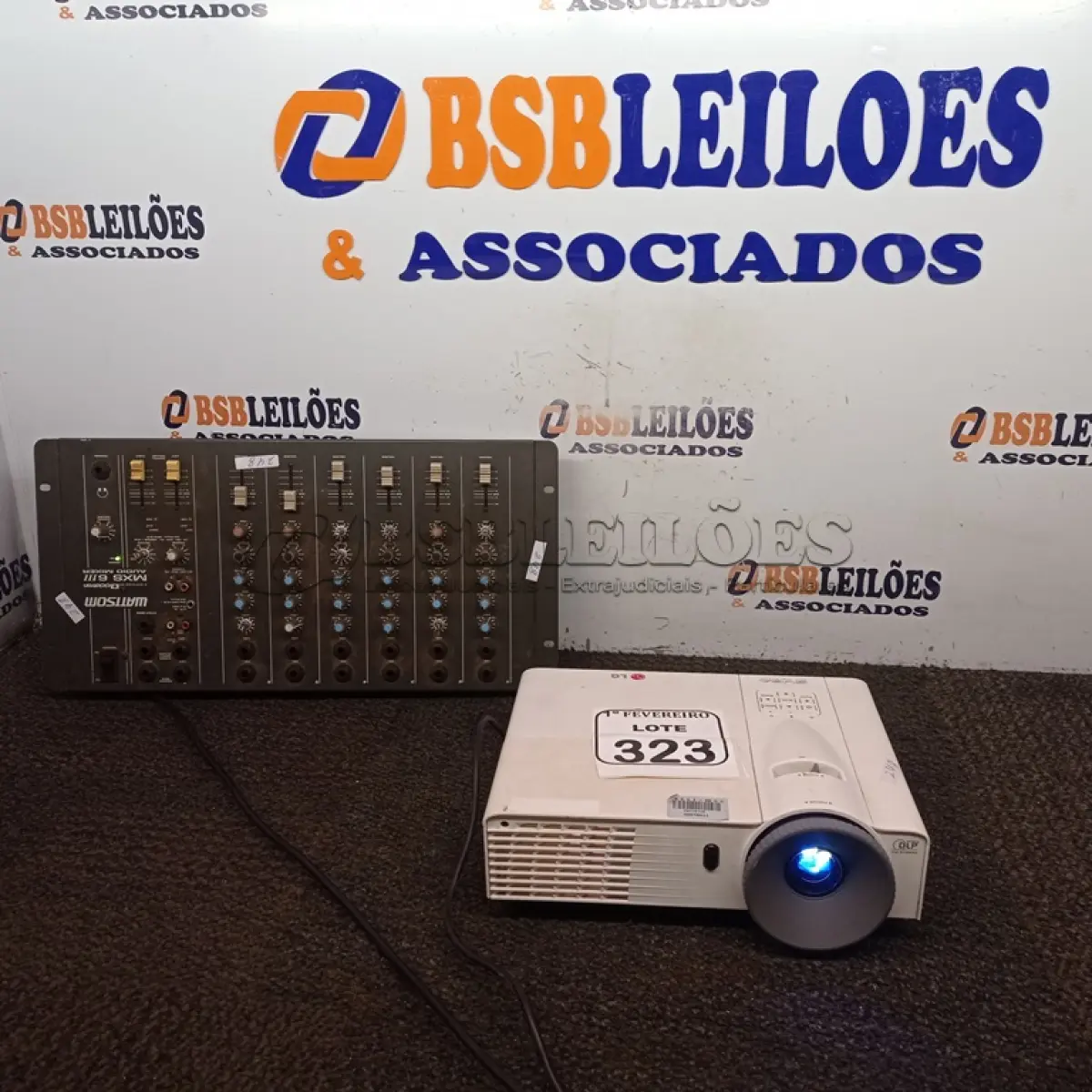 LOTE 323 - 01 MESA DE SOM WATT SOM MXS 6 III 6 CANAIS E 01 PROJETOR LG.  (NO ESTADO) ATENÇÃO! FAZER A VISITAÇÃO ANTES DE ARREMATAR, NÃO SABEMOS SE FUNCIONA. LEILÃO NÃO TEM GARANTIA E NEM DEVOLUÇÃO, SUJEITO A POSSÍVEIS AVARIAS VISÍVEIS/OCULTAS E/OU AUSÊNCIA DE COMPONENTES.