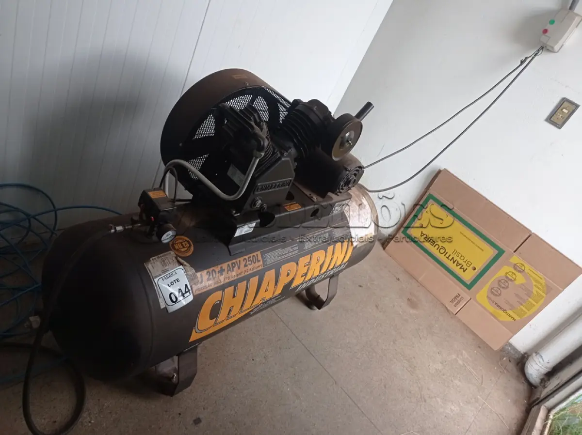 LOTE 044 - 01 COMPRESSOR DE AR CHIA PERINI 250 LITROS, 5HP TRIFÁSICO. (NO ESTADO) ATENÇÃO! FAZER A VISITAÇÃO ANTES DE ARREMATAR, NÃO SABEMOS SE FUNCIONA. LEILÃO NÃO TEM GARANTIA E NEM DEVOLUÇÃO, SUJEITO A POSSÍVEIS AVARIAS VISÍVEIS/OCULTAS E/OU AUSÊNCIA DE COMPONENTES.