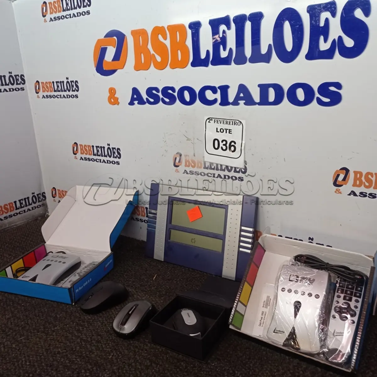 LOTE 036 - 02 TV’S BOX USB 2.0, 03 MOUSES SEM FIO E 01 PORTA RETRATO DIGITAL. (NO ESTADO) ATENÇÃO! FAZER A VISITAÇÃO ANTES DE ARREMATAR, NÃO SABEMOS SE FUNCIONA. LEILÃO NÃO TEM GARANTIA E NEM DEVOLUÇÃO, SUJEITO A POSSÍVEIS AVARIAS VISÍVEIS/OCULTAS E/OU AUSÊNCIA DE COMPONENTES.