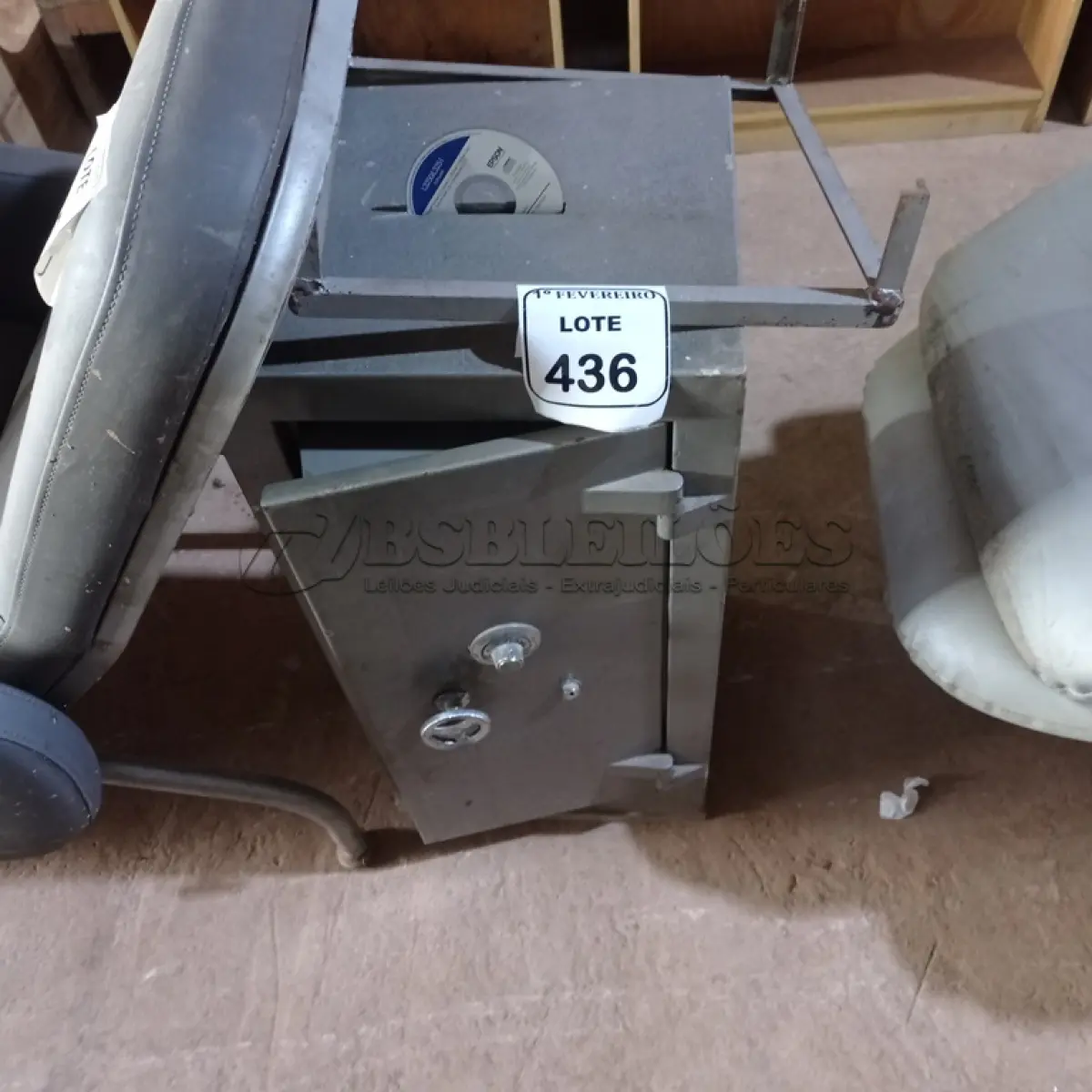LOTE 436 - 01 COFRE EM AÇO COM BOCA DE LOBO. COM SEGREDO. (NO ESTADO) ATENÇÃO! FAZER A VISITAÇÃO ANTES DE ARREMATAR, NÃO SABEMOS SE FUNCIONA. LEILÃO NÃO TEM GARANTIA E NEM DEVOLUÇÃO, SUJEITO A POSSÍVEIS AVARIAS VISÍVEIS/OCULTAS E/OU AUSÊNCIA DE COMPONENTES.
