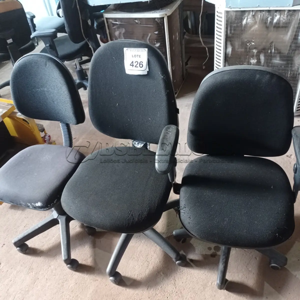 LOTE 426 - 03 CADEIRAS GIRATÓRIAS PARA ESCRITÓRIO. (NO ESTADO) ATENÇÃO! FAZER A VISITAÇÃO ANTES DE ARREMATAR, NÃO SABEMOS SE FUNCIONA. LEILÃO NÃO TEM GARANTIA E NEM DEVOLUÇÃO, SUJEITO A POSSÍVEIS AVARIAS VISÍVEIS/OCULTAS E/OU AUSÊNCIA DE COMPONENTES.