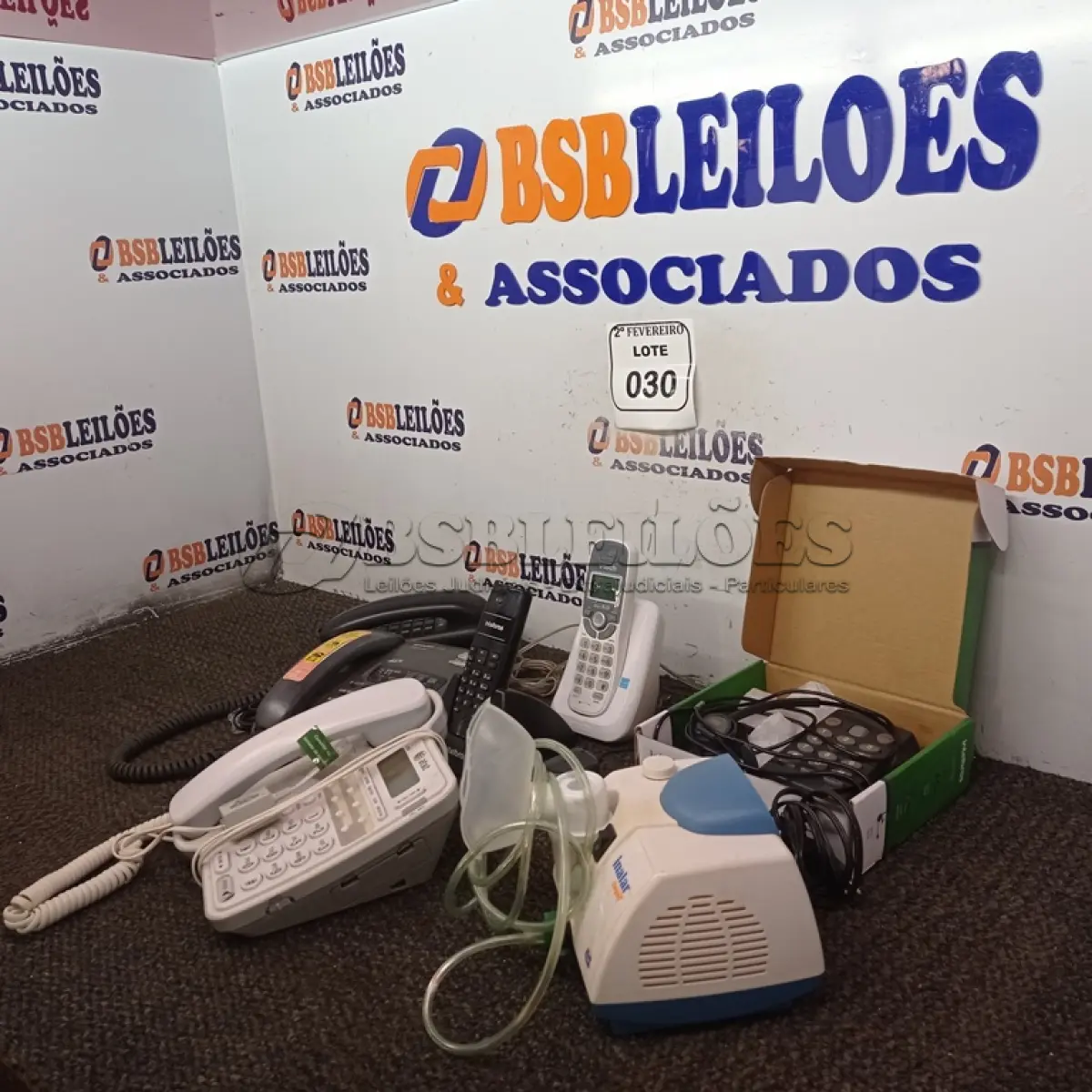 LOTE 030 - 05 APARELHOS TELEFÔNICOS, SENDO 02 SEM FIO, 01 TELEFONE AURICULAR E 01 APARELHO DE NEBULIZAÇÃO. (NO ESTADO) ATENÇÃO! FAZER A VISITAÇÃO ANTES DE ARREMATAR, NÃO SABEMOS SE FUNCIONA. LEILÃO NÃO TEM GARANTIA E NEM DEVOLUÇÃO, SUJEITO A POSSÍVEIS AVARIAS VISÍVEIS/OCULTAS E/OU AUSÊNCIA DE COMPONENTES.