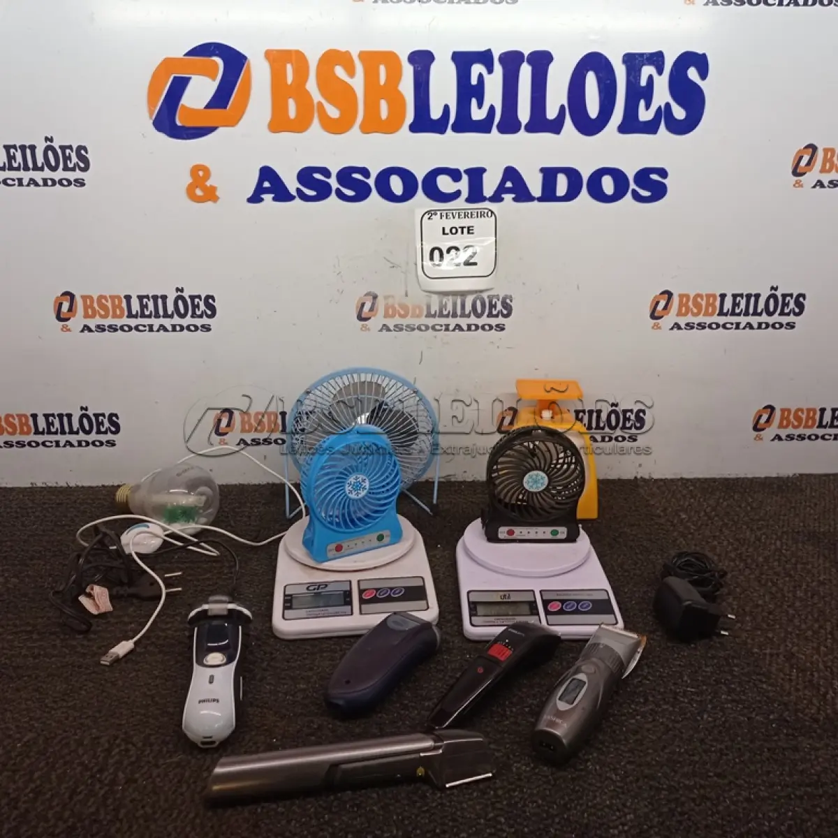 LOTE 022 - 03 BALANÇAS, 03 VENTILADORES DE MESA, 01 LÂMPADA PARA ENFEITE E 05 BARBEADORES ELÉTRICOS.   (NO ESTADO) ATENÇÃO! FAZER A VISITAÇÃO ANTES DE ARREMATAR, NÃO SABEMOS SE FUNCIONA. LEILÃO NÃO TEM GARANTIA E NEM DEVOLUÇÃO, SUJEITO A POSSÍVEIS AVARIAS VISÍVEIS/OCULTAS E/OU AUSÊNCIA DE COMPONENTES.