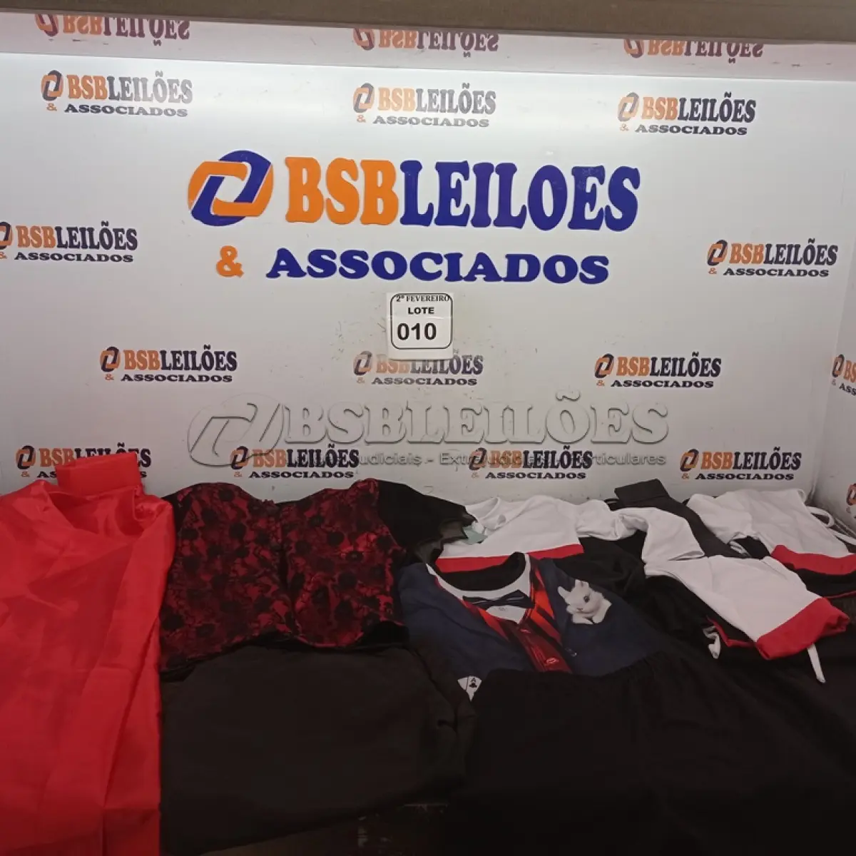 LOTE 010 - 06 FANTASIAS DIVERSAS, 04 CAPAS E 01 COLETE AVULSO. (NOVO) (NO ESTADO) ATENÇÃO! FAZER A VISITAÇÃO ANTES DE ARREMATAR, NÃO SABEMOS SE FUNCIONA. LEILÃO NÃO TEM GARANTIA E NEM DEVOLUÇÃO, SUJEITO A POSSÍVEIS AVARIAS VISÍVEIS/OCULTAS E/OU AUSÊNCIA DE COMPONENTES.