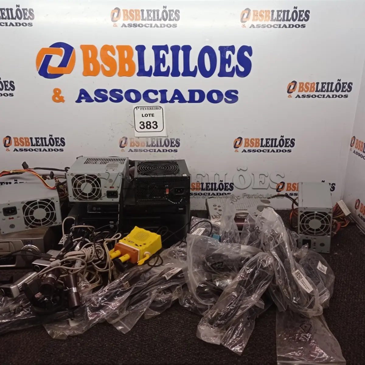 LOTE 383 - 01 LOTE COM APARELHOS DE SATÉLITE, FONTES PARA PC, DVD’S. (NO ESTADO) ATENÇÃO! FAZER A VISITAÇÃO ANTES DE ARREMATAR, NÃO SABEMOS SE FUNCIONA. LEILÃO NÃO TEM GARANTIA E NEM DEVOLUÇÃO, SUJEITO A POSSÍVEIS AVARIAS VISÍVEIS/OCULTAS E/OU AUSÊNCIA DE COMPONENTES.