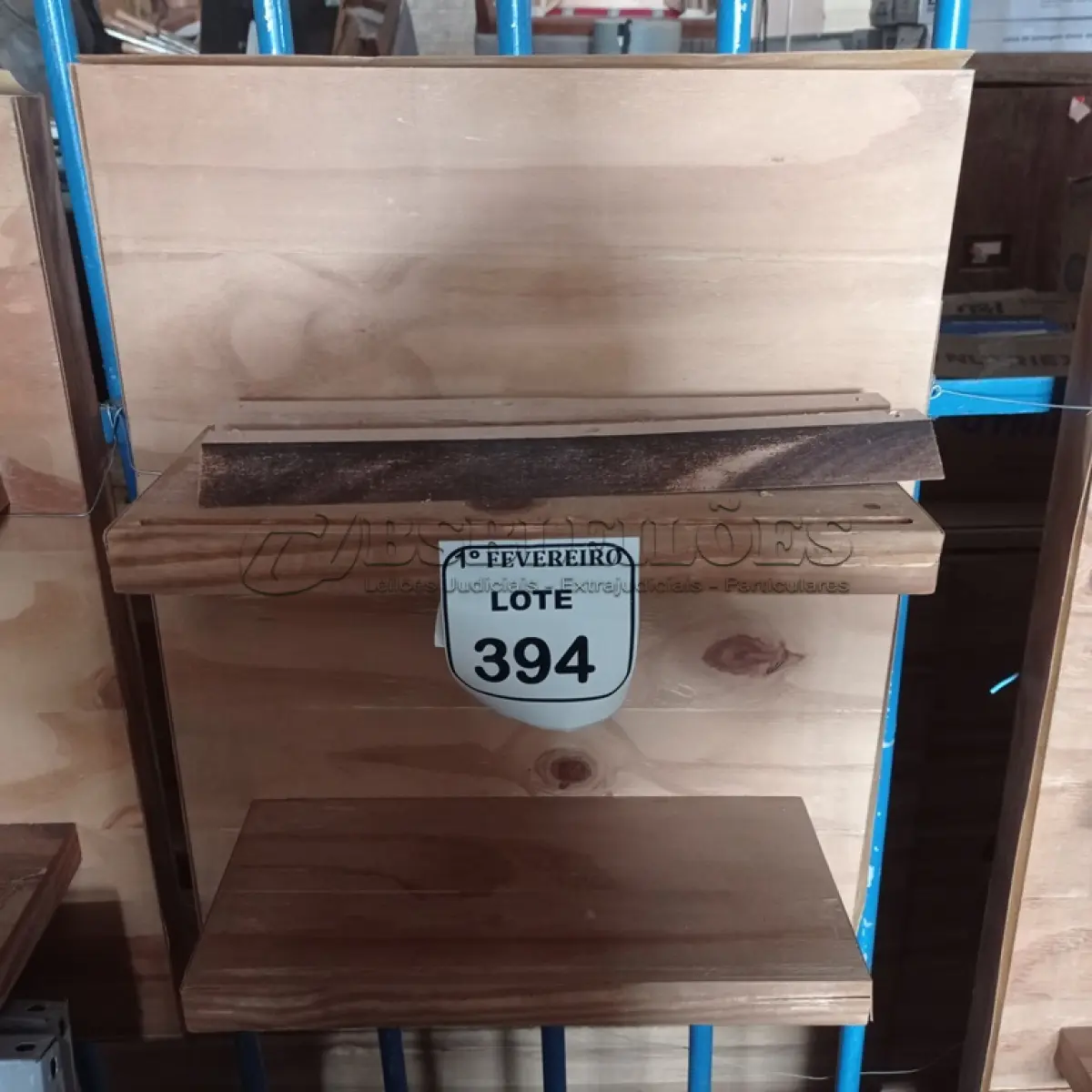 LOTE 394 - 01 PAINEL EM MADEIRA COM 2 PRATELEIRAS.  (NO ESTADO) ATENÇÃO! FAZER A VISITAÇÃO ANTES DE ARREMATAR, NÃO SABEMOS SE FUNCIONA. LEILÃO NÃO TEM GARANTIA E NEM DEVOLUÇÃO, SUJEITO A POSSÍVEIS AVARIAS VISÍVEIS/OCULTAS E/OU AUSÊNCIA DE COMPONENTES.