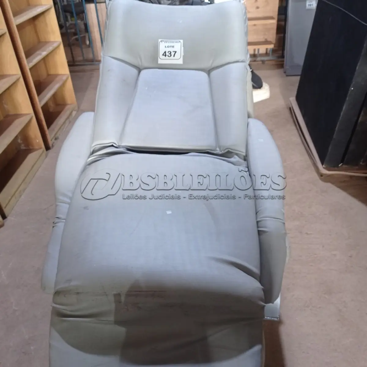 LOTE 437 - 02 CADEIRAS DE DESCANSO. (NO ESTADO) ATENÇÃO! FAZER A VISITAÇÃO ANTES DE ARREMATAR, NÃO SABEMOS SE FUNCIONA. LEILÃO NÃO TEM GARANTIA E NEM DEVOLUÇÃO, SUJEITO A POSSÍVEIS AVARIAS VISÍVEIS/OCULTAS E/OU AUSÊNCIA DE COMPONENTES.