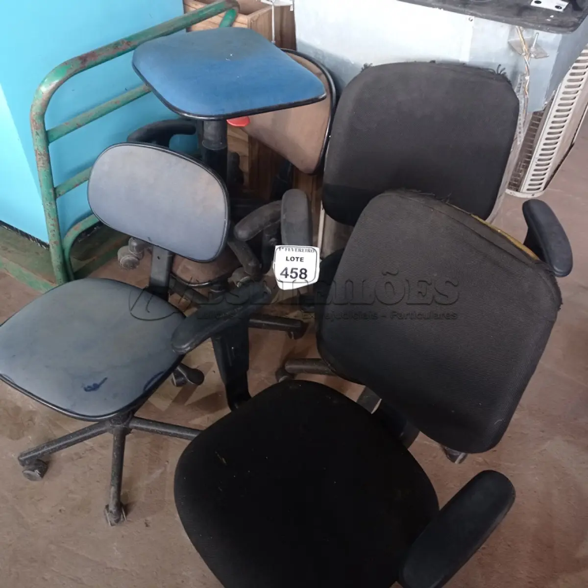 LOTE 458 - 05 CADEIRAS. (NO ESTADO) ATENÇÃO! FAZER A VISITAÇÃO ANTES DE ARREMATAR, NÃO SABEMOS SE FUNCIONA. LEILÃO NÃO TEM GARANTIA E NEM DEVOLUÇÃO, SUJEITO A POSSÍVEIS AVARIAS VISÍVEIS/OCULTAS E/OU AUSÊNCIA DE COMPONENTES.