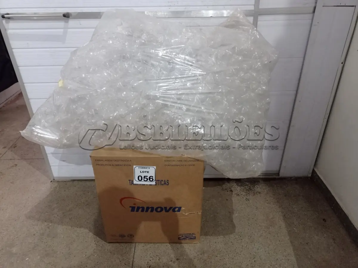 LOTE 056 - 01 CAIXA COM TAMPAS DE GARRAFA PET E 02 FARDOS DE GARRAFA PET. (NO ESTADO) ATENÇÃO! FAZER A VISITAÇÃO ANTES DE ARREMATAR, NÃO SABEMOS SE FUNCIONA. LEILÃO NÃO TEM GARANTIA E NEM DEVOLUÇÃO, SUJEITO A POSSÍVEIS AVARIAS VISÍVEIS/OCULTAS E/OU AUSÊNCIA DE COMPONENTES.