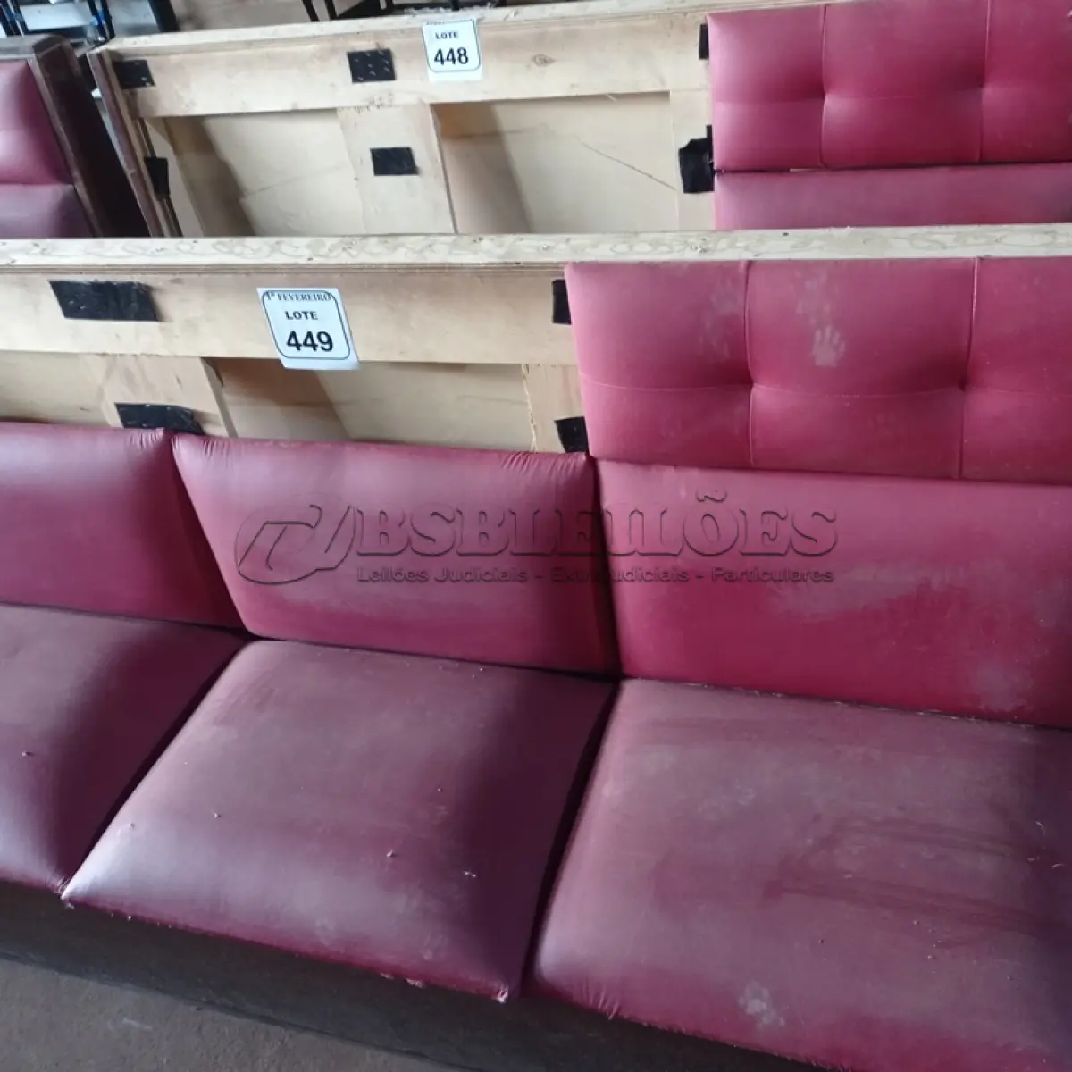 LOTE 449 - 01 SOFÁ PARA LANCHONETE 3 LUGARES. (NO ESTADO) ATENÇÃO! FAZER A VISITAÇÃO ANTES DE ARREMATAR, NÃO SABEMOS SE FUNCIONA. LEILÃO NÃO TEM GARANTIA E NEM DEVOLUÇÃO, SUJEITO A POSSÍVEIS AVARIAS VISÍVEIS/OCULTAS E/OU AUSÊNCIA DE COMPONENTES.