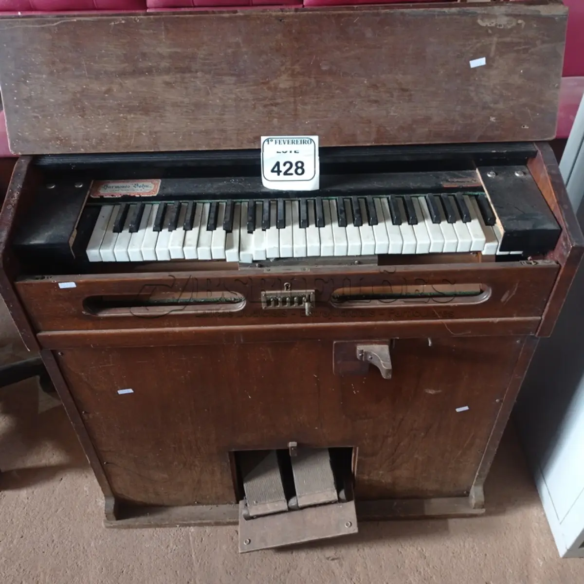 LOTE 428 - 01 PIANO /ÓRGÃO ANTIGO. (NO ESTADO) ATENÇÃO! FAZER A VISITAÇÃO ANTES DE ARREMATAR, NÃO SABEMOS SE FUNCIONA. LEILÃO NÃO TEM GARANTIA E NEM DEVOLUÇÃO, SUJEITO A POSSÍVEIS AVARIAS VISÍVEIS/OCULTAS E/OU AUSÊNCIA DE COMPONENTES.