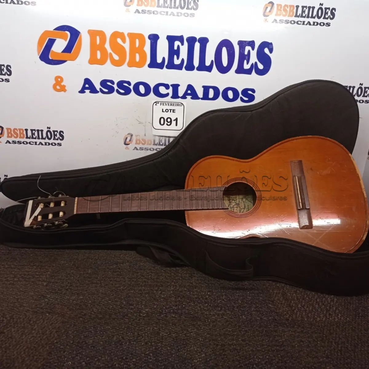 LOTE 091 - 01 VIOLÃO SEM CORDAS COM CAPA MARCA GIANNINE. (NO ESTADO) ATENÇÃO! FAZER A VISITAÇÃO ANTES DE ARREMATAR, NÃO SABEMOS SE FUNCIONA. LEILÃO NÃO TEM GARANTIA E NEM DEVOLUÇÃO, SUJEITO A POSSÍVEIS AVARIAS VISÍVEIS/OCULTAS E/OU AUSÊNCIA DE COMPONENTES.