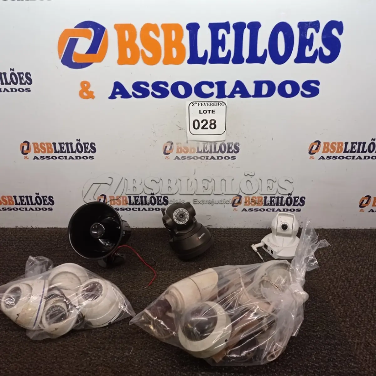 LOTE 028 - 01 LOTE COM CÂMERAS DE SEGURANÇA MARCAS E MODELOS DIVERSOS E 01 SIRENE CORNETA. (NO ESTADO) ATENÇÃO! FAZER A VISITAÇÃO ANTES DE ARREMATAR, NÃO SABEMOS SE FUNCIONA. LEILÃO NÃO TEM GARANTIA E NEM DEVOLUÇÃO, SUJEITO A POSSÍVEIS AVARIAS VISÍVEIS/OCULTAS E/OU AUSÊNCIA DE COMPONENTES.