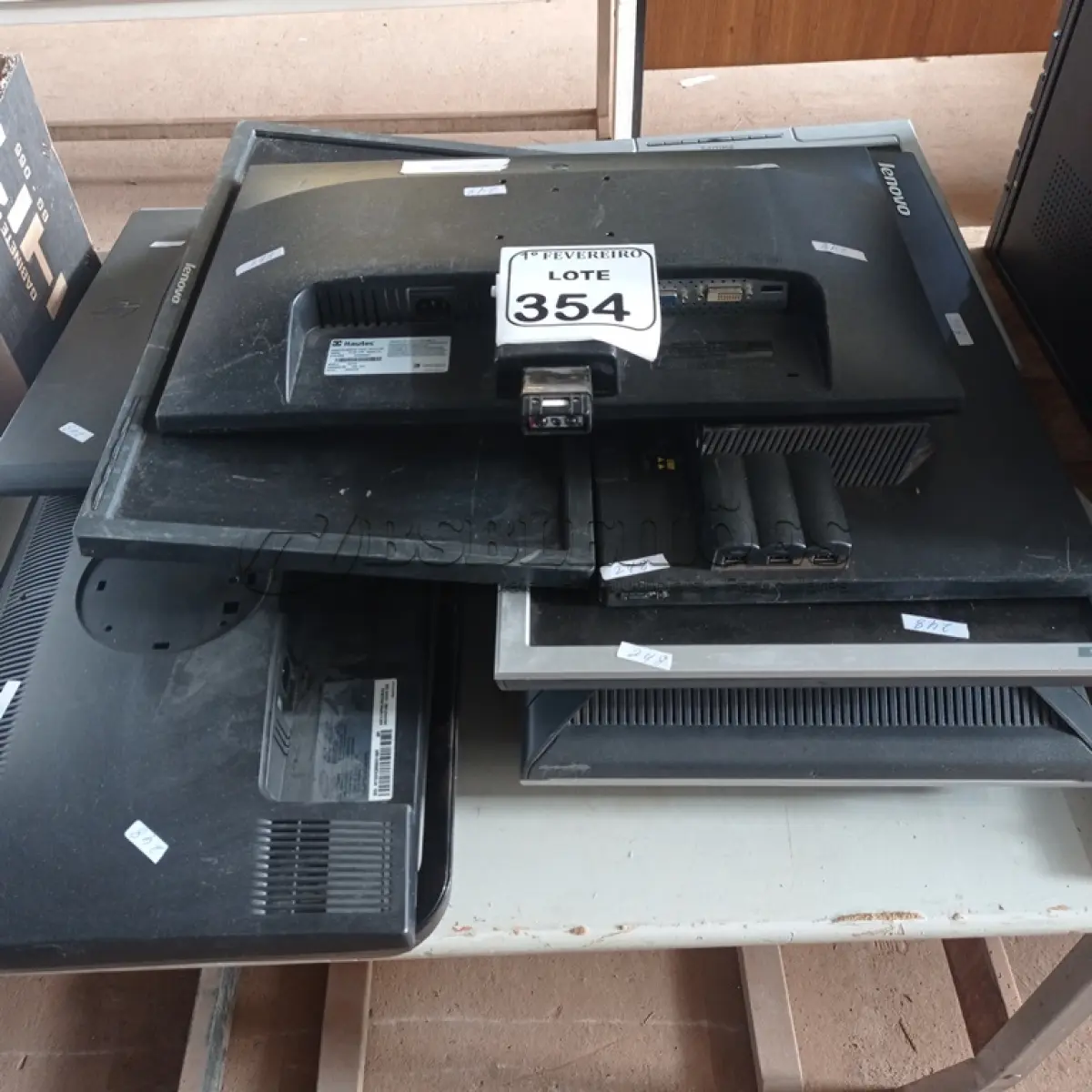 LOTE 354 - 01 LOTE COM MONITORES DIVERSOS PARA RETIRADA DE PEÇAS. (NO ESTADO) ATENÇÃO! FAZER A VISITAÇÃO ANTES DE ARREMATAR, NÃO SABEMOS SE FUNCIONA. LEILÃO NÃO TEM GARANTIA E NEM DEVOLUÇÃO, SUJEITO A POSSÍVEIS AVARIAS VISÍVEIS/OCULTAS E/OU AUSÊNCIA DE COMPONENTES.