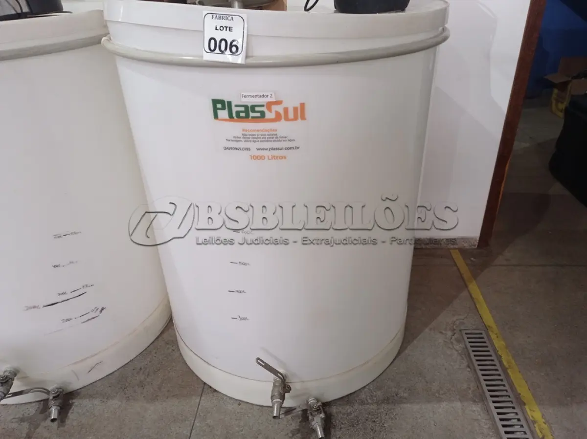 LOTE 006 - 01 FERMENTADORA DE 1MIL LITROS PP PLASUL COM TORNEIRA DE INOX. (NO ESTADO) ATENÇÃO! FAZER A VISITAÇÃO ANTES DE ARREMATAR, NÃO SABEMOS SE FUNCIONA. LEILÃO NÃO TEM GARANTIA E NEM DEVOLUÇÃO, SUJEITO A POSSÍVEIS AVARIAS VISÍVEIS/OCULTAS E/OU AUSÊNCIA DE COMPONENTES.