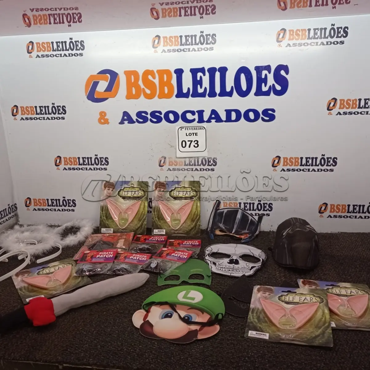 LOTE 073 - 01 LOTE COM ADEREÇOS PARA FANTASIA. (NO ESTADO) ATENÇÃO! FAZER A VISITAÇÃO ANTES DE ARREMATAR, NÃO SABEMOS SE FUNCIONA. LEILÃO NÃO TEM GARANTIA E NEM DEVOLUÇÃO, SUJEITO A POSSÍVEIS AVARIAS VISÍVEIS/OCULTAS E/OU AUSÊNCIA DE COMPONENTES.