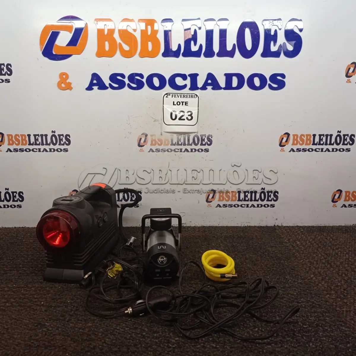 LOTE 023 - 02 COMPRESSORES PORTÁTIL. (NO ESTADO) ATENÇÃO! FAZER A VISITAÇÃO ANTES DE ARREMATAR, NÃO SABEMOS SE FUNCIONA. LEILÃO NÃO TEM GARANTIA E NEM DEVOLUÇÃO, SUJEITO A POSSÍVEIS AVARIAS VISÍVEIS/OCULTAS E/OU AUSÊNCIA DE COMPONENTES.