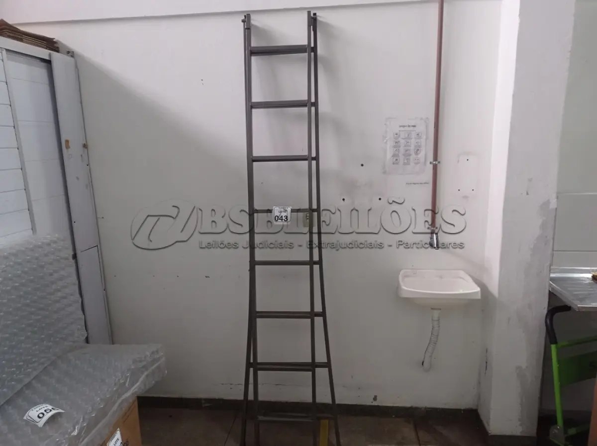 LOTE 043 - 01 ESCADA EM FERRO EXTENSÍVEL 3,5 METROS. (NO ESTADO) ATENÇÃO! FAZER A VISITAÇÃO ANTES DE ARREMATAR, NÃO SABEMOS SE FUNCIONA. LEILÃO NÃO TEM GARANTIA E NEM DEVOLUÇÃO, SUJEITO A POSSÍVEIS AVARIAS VISÍVEIS/OCULTAS E/OU AUSÊNCIA DE COMPONENTES.