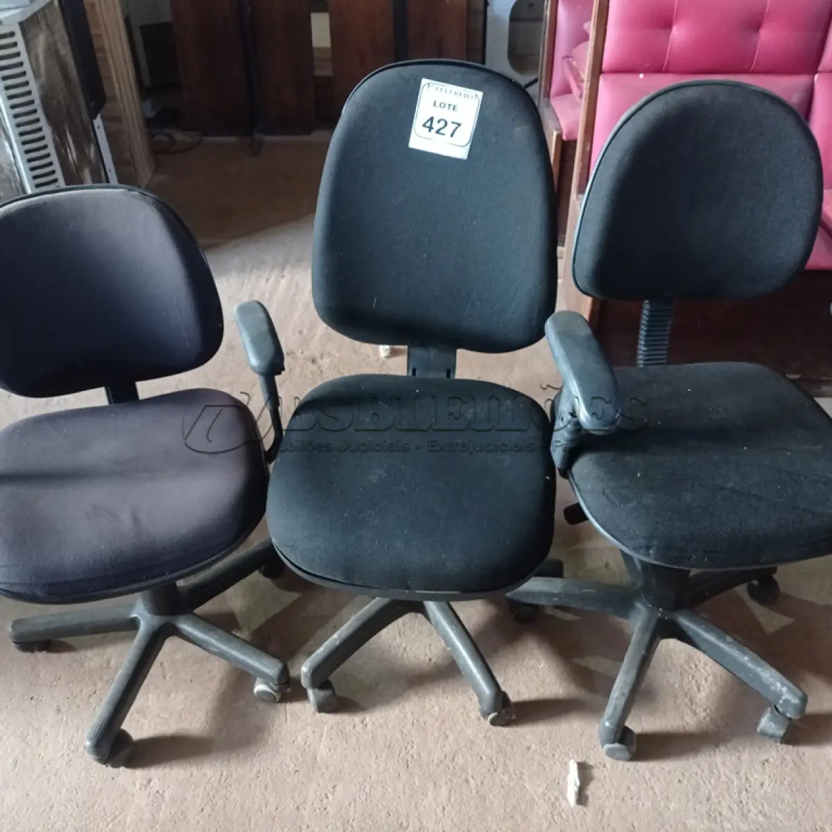 LOTE 427 - 03 CADEIRAS GIRATÓRIAS PARA ESCRITÓRIO. (NO ESTADO) ATENÇÃO! FAZER A VISITAÇÃO ANTES DE ARREMATAR, NÃO SABEMOS SE FUNCIONA. LEILÃO NÃO TEM GARANTIA E NEM DEVOLUÇÃO, SUJEITO A POSSÍVEIS AVARIAS VISÍVEIS/OCULTAS E/OU AUSÊNCIA DE COMPONENTES.