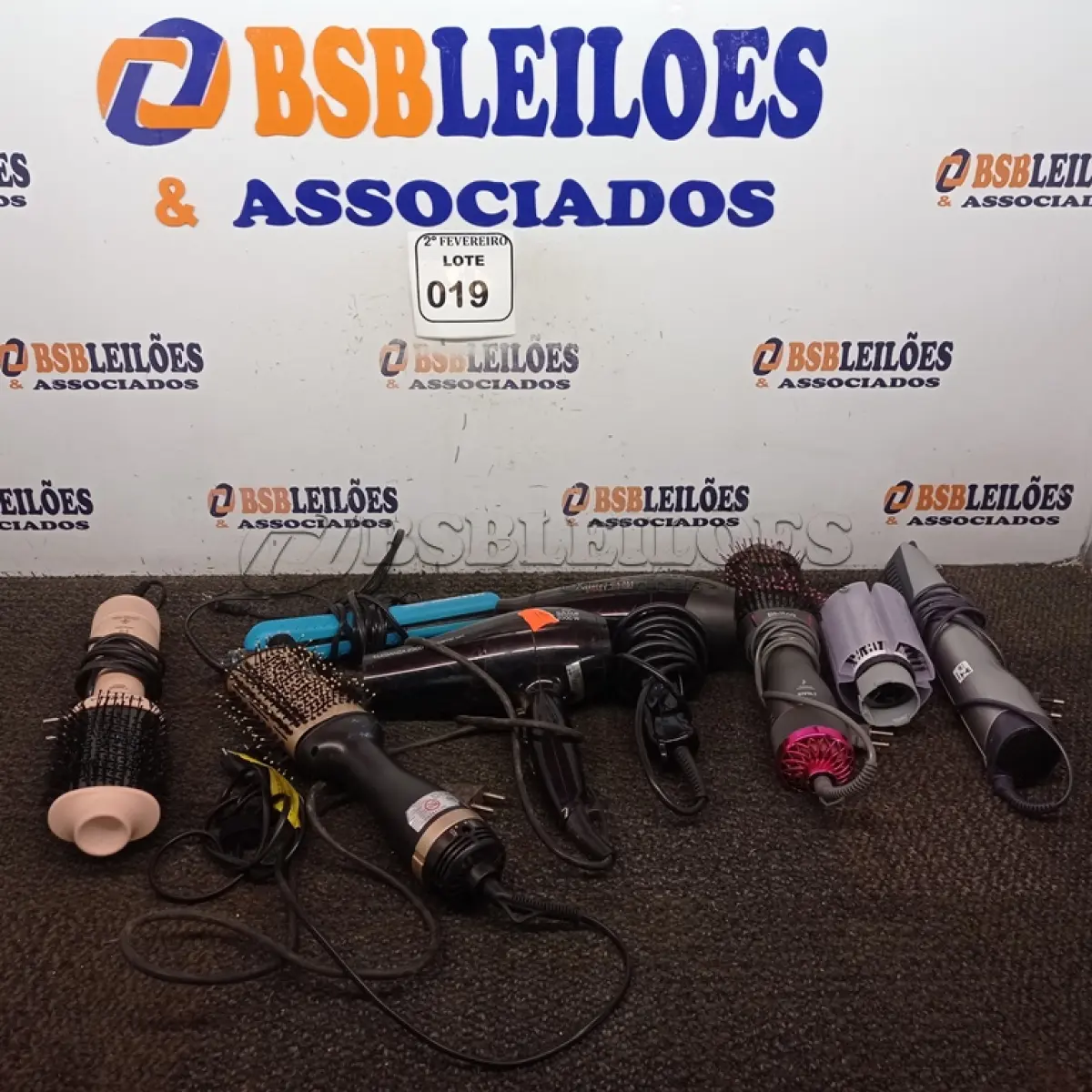 LOTE 019 - 02 SECADORES, 01 CHAPINHA E 04 ESCOVAS ELÉTRICAS MARCAS E MODELOS DIVERSOS. (NO ESTADO) ATENÇÃO! FAZER A VISITAÇÃO ANTES DE ARREMATAR, NÃO SABEMOS SE FUNCIONA. LEILÃO NÃO TEM GARANTIA E NEM DEVOLUÇÃO, SUJEITO A POSSÍVEIS AVARIAS VISÍVEIS/OCULTAS E/OU AUSÊNCIA DE COMPONENTES.