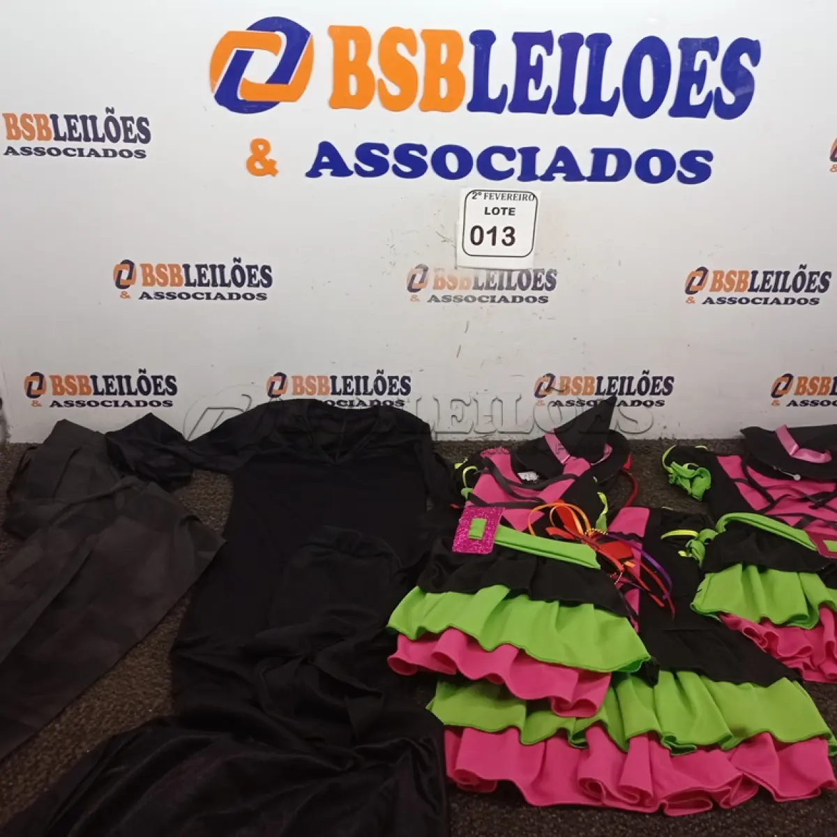 LOTE 013 - 03 VESTIDOS DE BRUXINHA, SENDO 02 COM ACESSÓRIOS COMPLETOS TAMANHO M E 01 FANTASIA MORTIÇA COM CAPA E LENÇO TAMANHO P. (NOVO) (NO ESTADO) ATENÇÃO! FAZER A VISITAÇÃO ANTES DE ARREMATAR, NÃO SABEMOS SE FUNCIONA. LEILÃO NÃO TEM GARANTIA E NEM DEVOLUÇÃO, SUJEITO A POSSÍVEIS AVARIAS VISÍVEIS/OCULTAS E/OU AUSÊNCIA DE COMPONENTES.