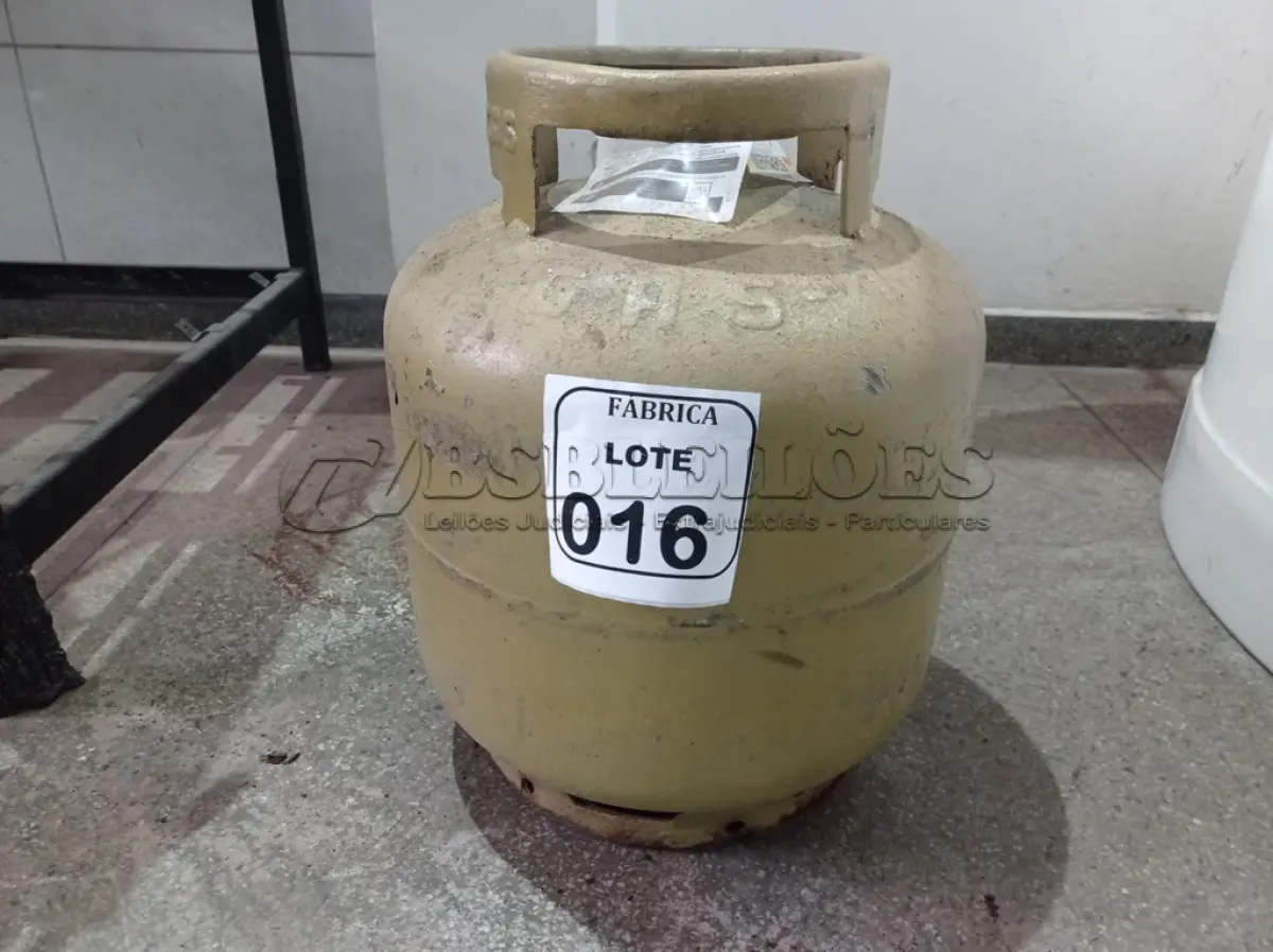 LOTE 016 - 01 BOTIJÃO DE GÁS 13KG. (NO ESTADO) ATENÇÃO! FAZER A VISITAÇÃO ANTES DE ARREMATAR, NÃO SABEMOS SE FUNCIONA. LEILÃO NÃO TEM GARANTIA E NEM DEVOLUÇÃO, SUJEITO A POSSÍVEIS AVARIAS VISÍVEIS/OCULTAS E/OU AUSÊNCIA DE COMPONENTES.