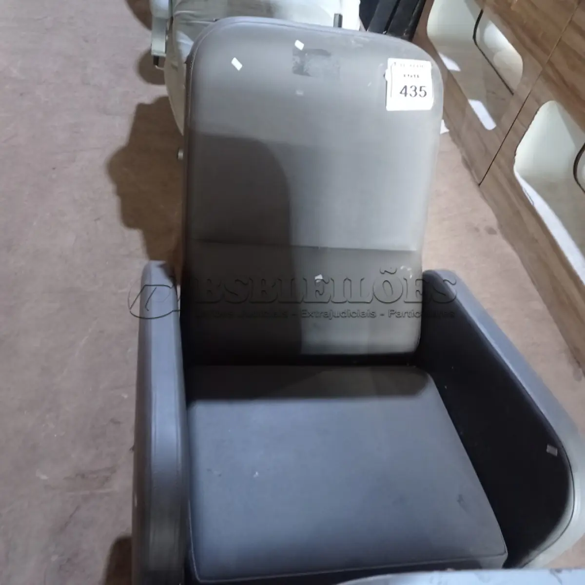 LOTE 435 - 01 CADEIRA DE DESCANSO. (NO ESTADO) ATENÇÃO! FAZER A VISITAÇÃO ANTES DE ARREMATAR, NÃO SABEMOS SE FUNCIONA. LEILÃO NÃO TEM GARANTIA E NEM DEVOLUÇÃO, SUJEITO A POSSÍVEIS AVARIAS VISÍVEIS/OCULTAS E/OU AUSÊNCIA DE COMPONENTES.