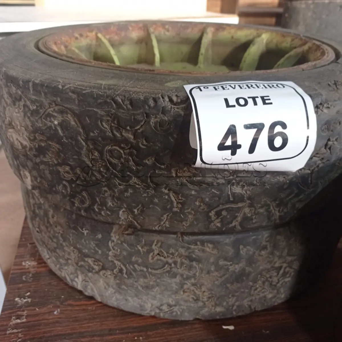 LOTE 476 - 02 RODAS COM PNEUS MACIÇOS PARA EMPILHADEIRA. (NO ESTADO) ATENÇÃO! FAZER A VISITAÇÃO ANTES DE ARREMATAR, NÃO SABEMOS SE FUNCIONA. LEILÃO NÃO TEM GARANTIA E NEM DEVOLUÇÃO, SUJEITO A POSSÍVEIS AVARIAS VISÍVEIS/OCULTAS