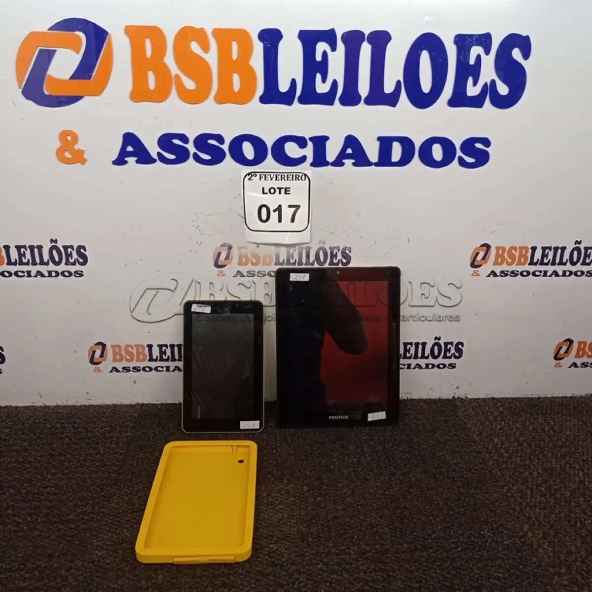 LOTE 017 - 02 TABLETS SEM CARREGADOR, SENDO 01 MARCA POSITIVO E 01 CCE. (NO ESTADO) ATENÇÃO! FAZER A VISITAÇÃO ANTES DE ARREMATAR, NÃO SABEMOS SE FUNCIONA. LEILÃO NÃO TEM GARANTIA E NEM DEVOLUÇÃO, SUJEITO A POSSÍVEIS AVARIAS VISÍVEIS/OCULTAS E/OU AUSÊNCIA DE COMPONENTES.